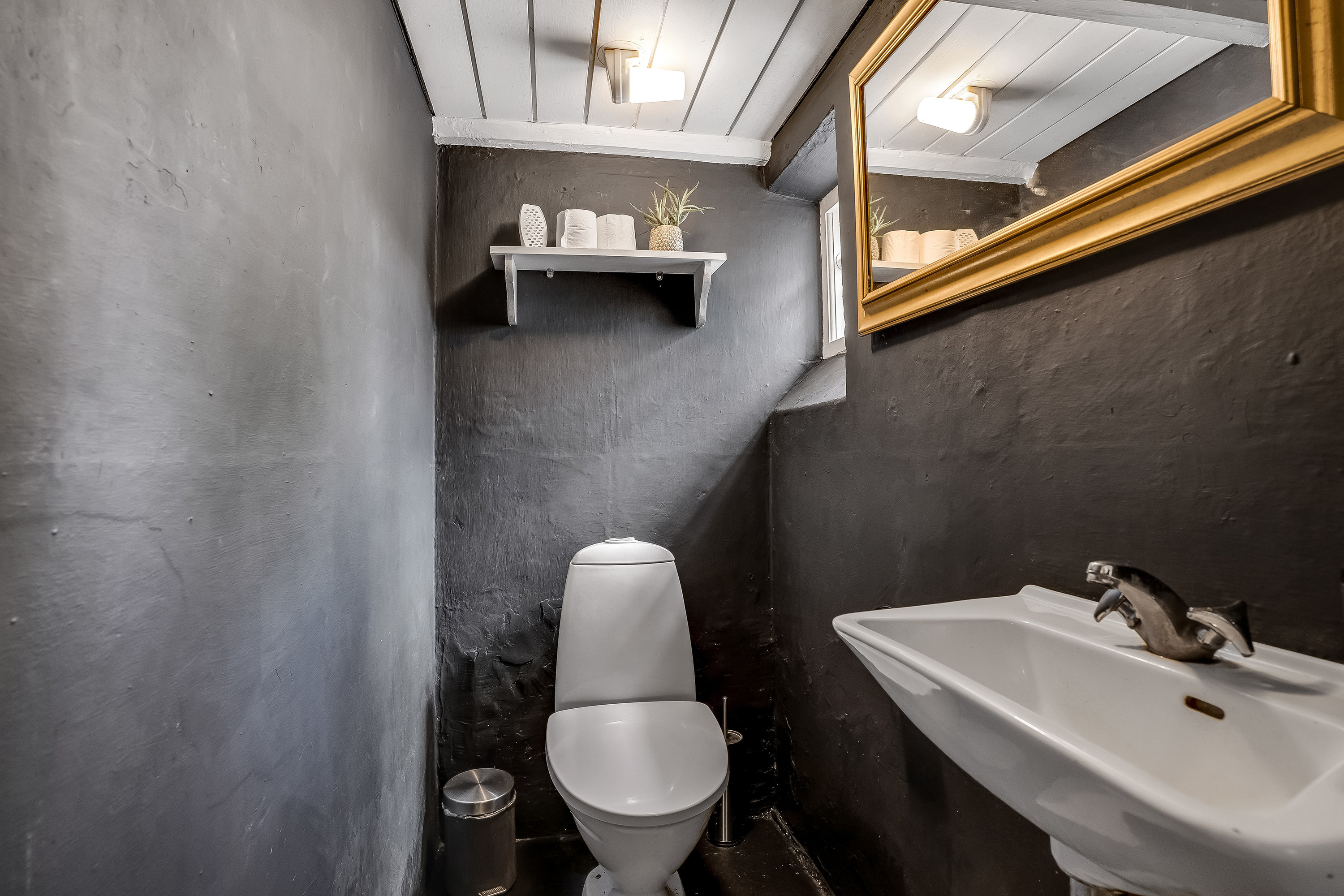 Fremhævet toilet billede i fuldskærmstilstand. Billede af Svingelsvej 34, 4900 Nakskov