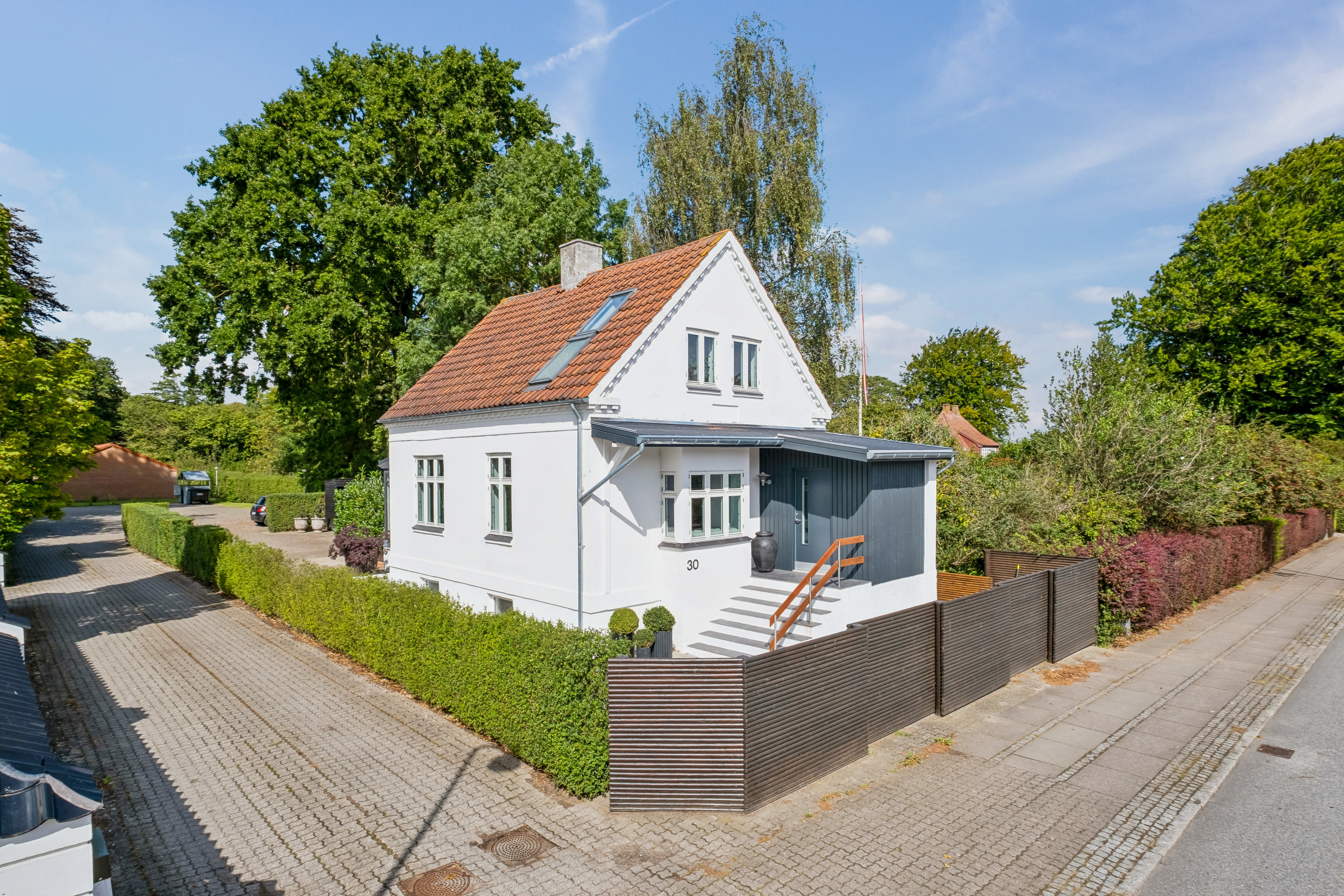 Fremhævet ejendommen set fra vejen billede i fuldskærmstilstand. Billede af Vejlevej 30, Thorsvang, 8700 Horsens