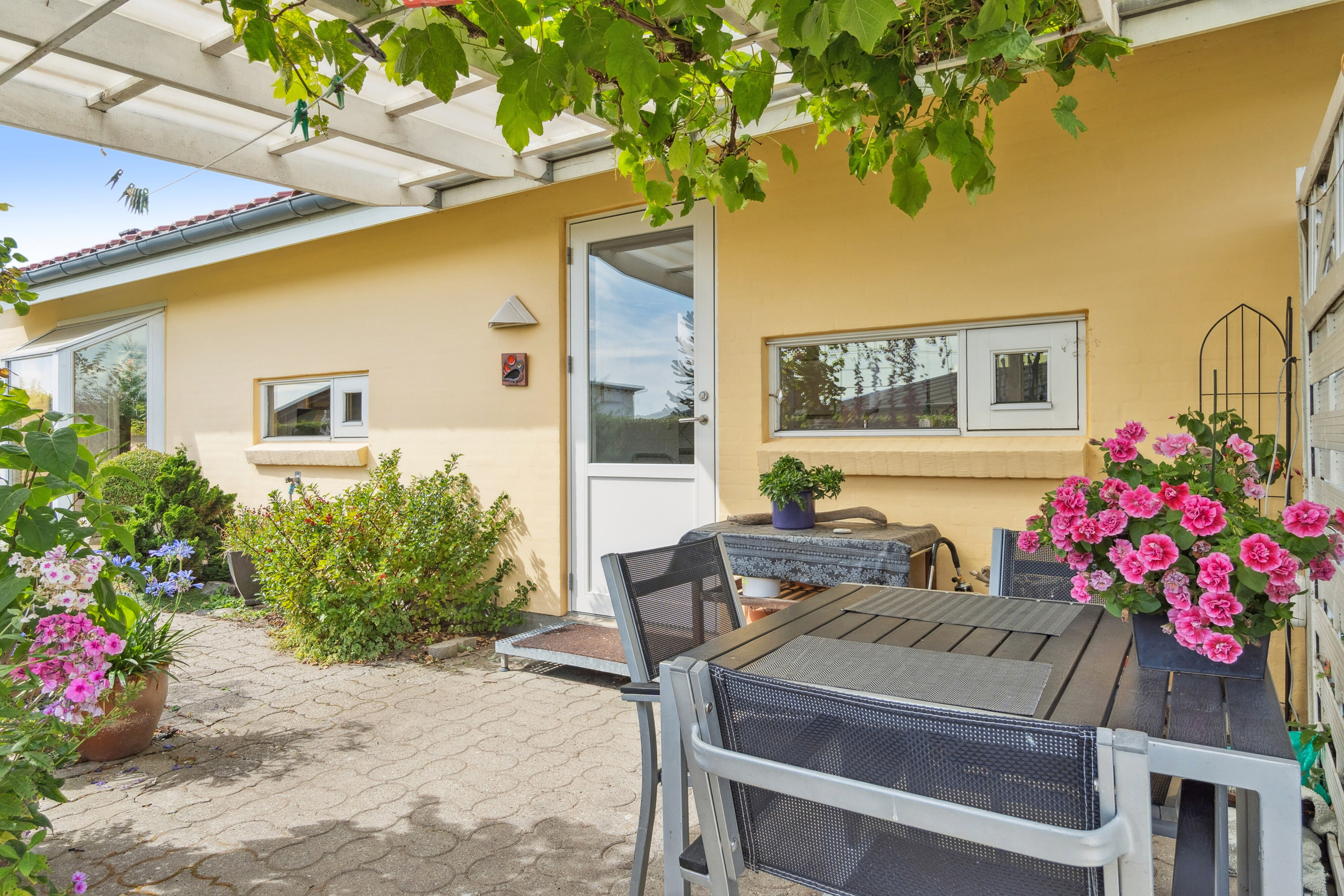 Fremhævet terrasse billede i fuldskærmstilstand. Billede af Rørkærvej 73, 8722 Hedensted