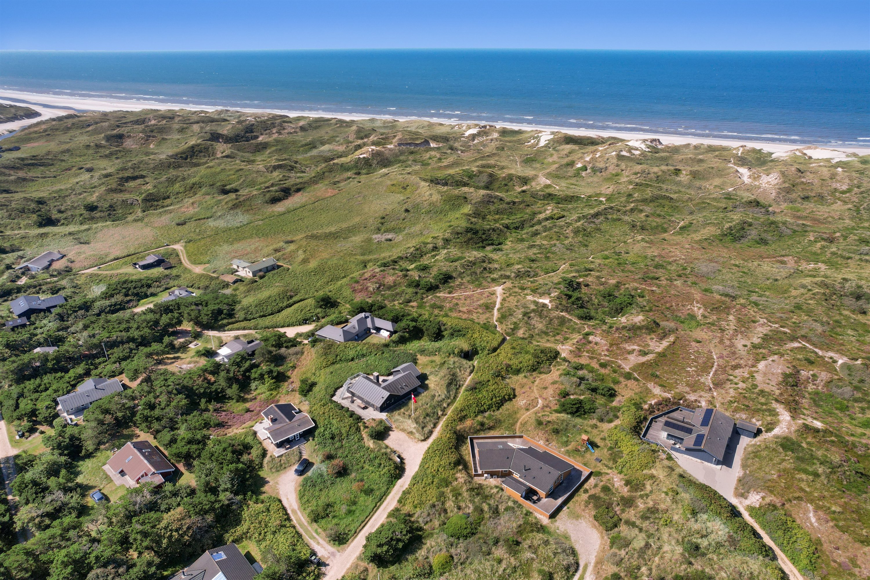 Fremhævet luftfoto billede i fuldskærmstilstand. Billede af Fyrrenålevej 9, Henne Strand, 6854 Henne