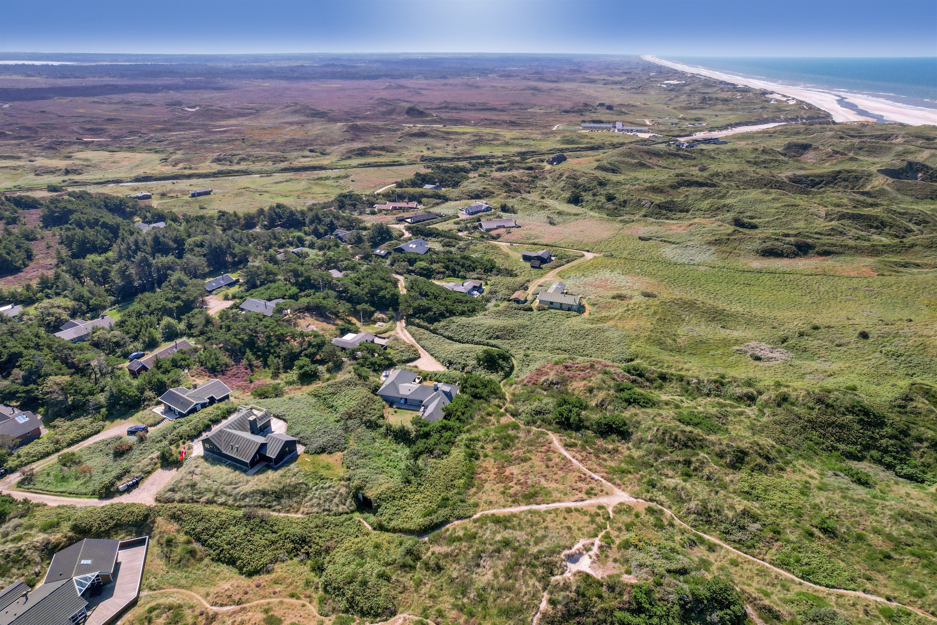 Fremhævet luftfoto billede i fuldskærmstilstand. Billede af Fyrrenålevej 9, Henne Strand, 6854 Henne