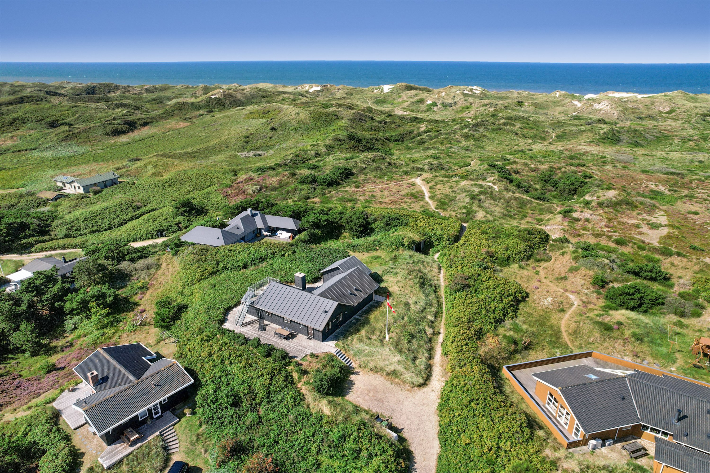 Fremhævet luftfoto billede i fuldskærmstilstand. Billede af Fyrrenålevej 9, Henne Strand, 6854 Henne