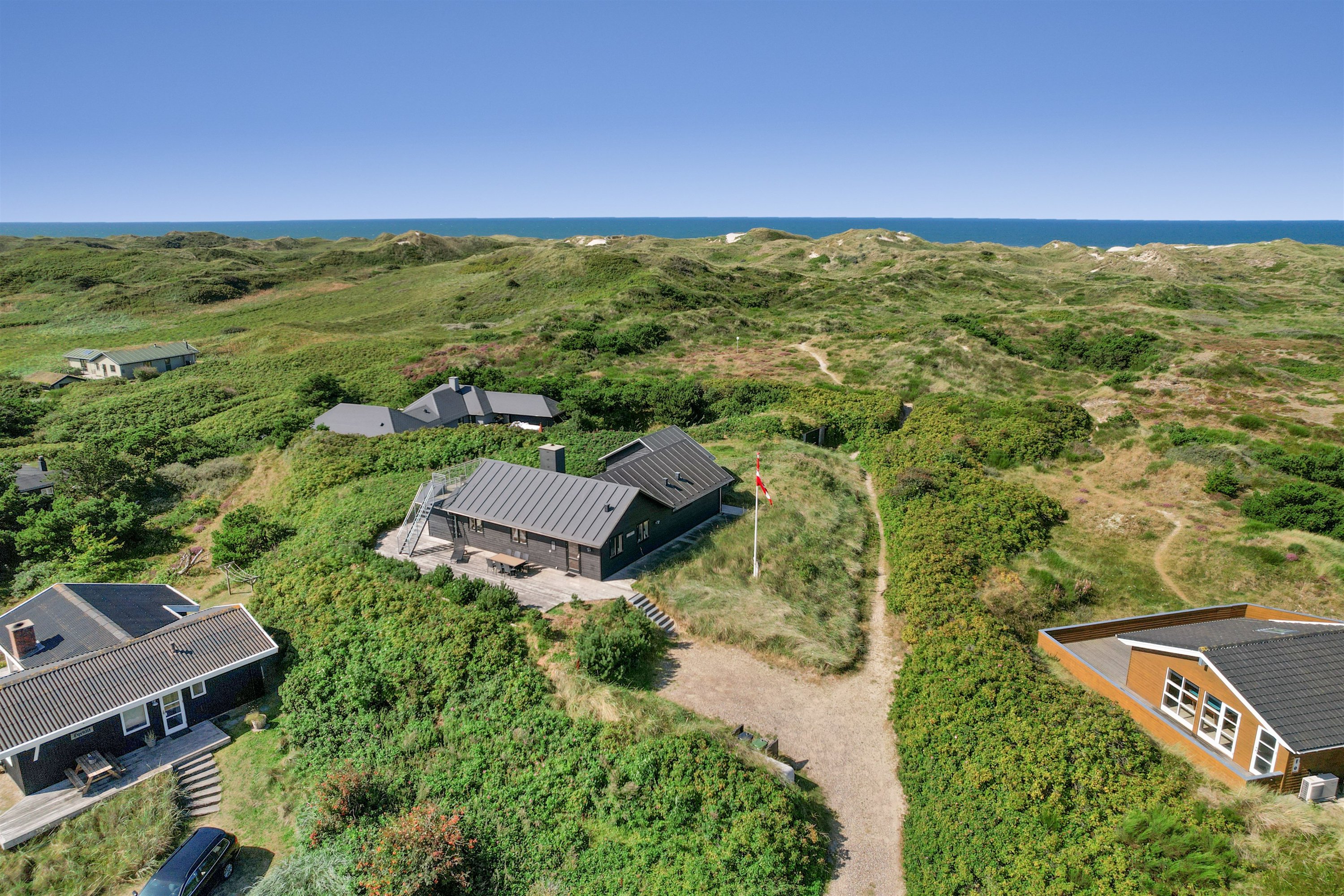 Fremhævet luftfoto billede i fuldskærmstilstand. Billede af Fyrrenålevej 9, Henne Strand, 6854 Henne