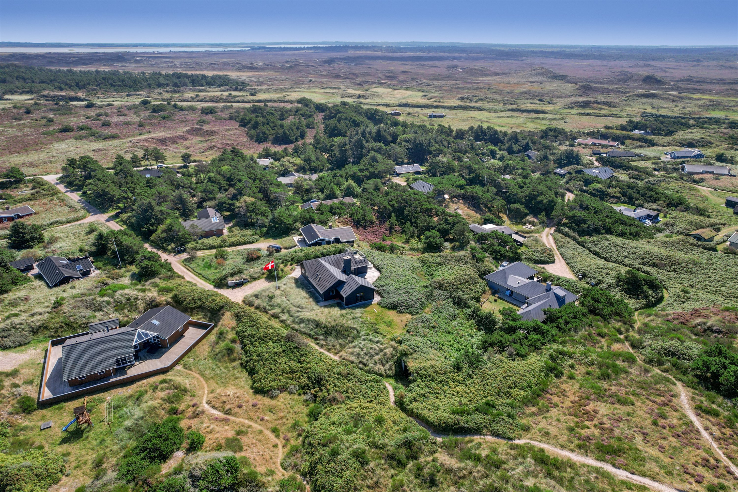 Fremhævet luftfoto billede i fuldskærmstilstand. Billede af Fyrrenålevej 9, Henne Strand, 6854 Henne