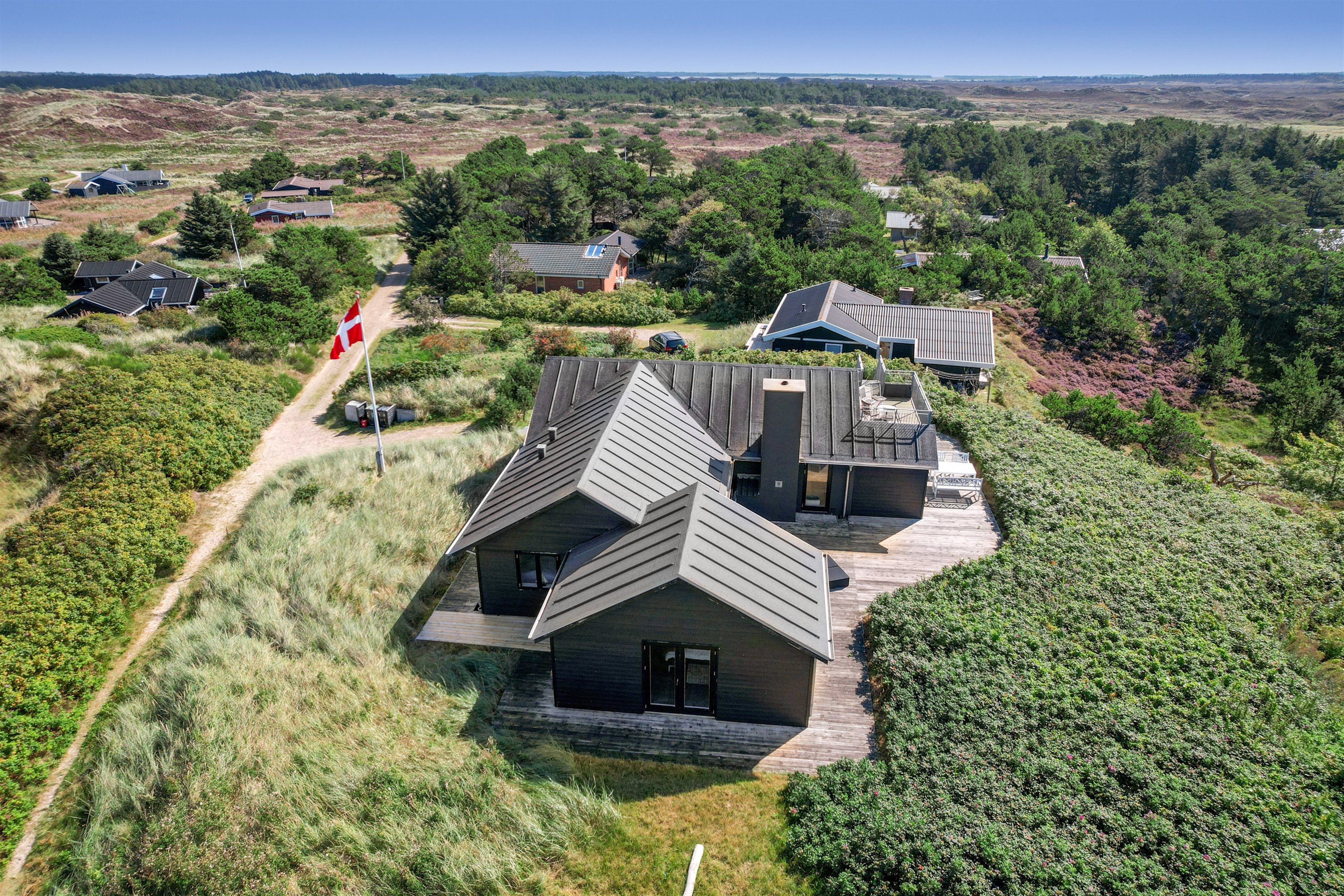 Fremhævet luftfoto billede i fuldskærmstilstand. Billede af Fyrrenålevej 9, Henne Strand, 6854 Henne