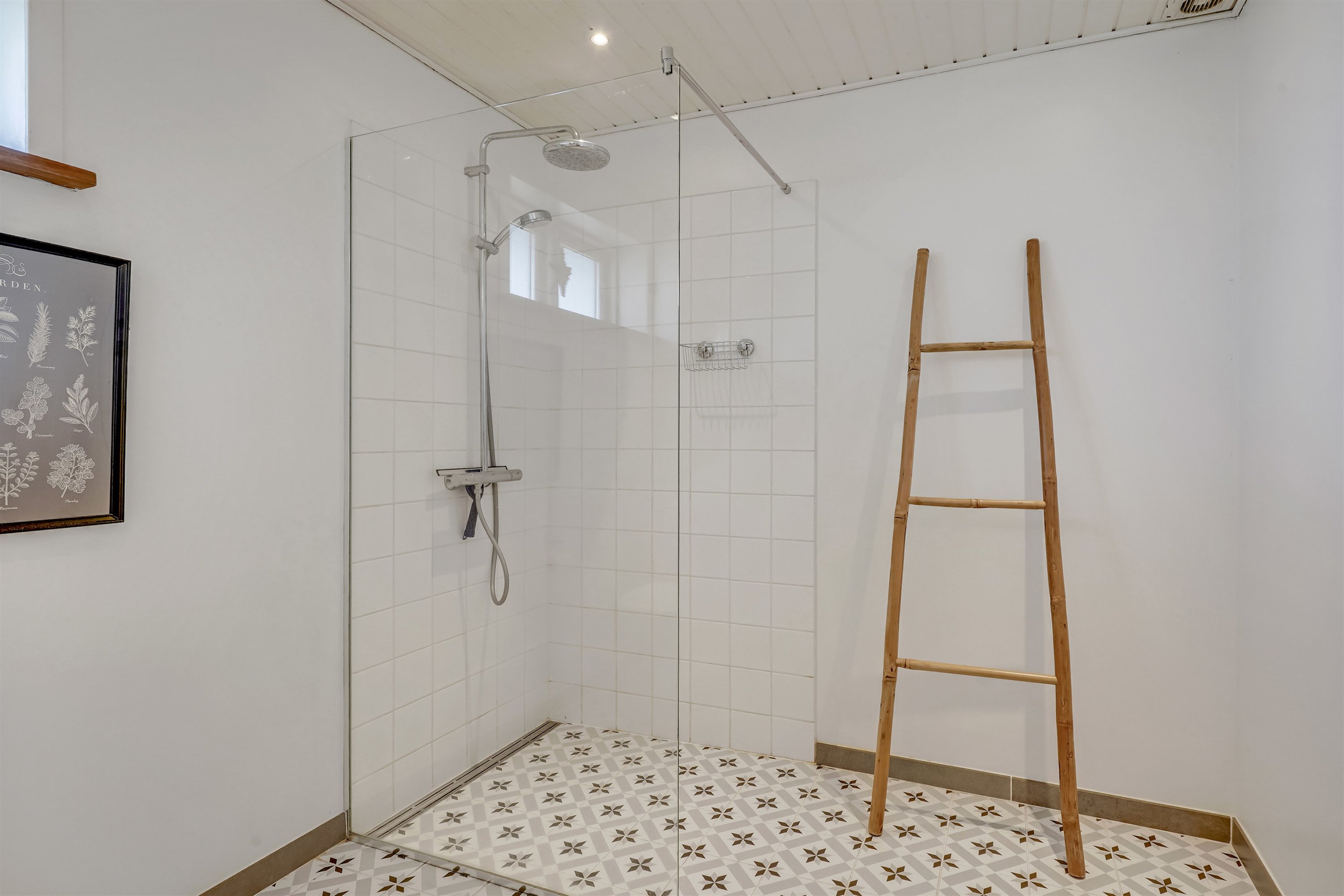 Fremhævet badeværelse billede i fuldskærmstilstand. Billede af Fyrrenålevej 9, Henne Strand, 6854 Henne