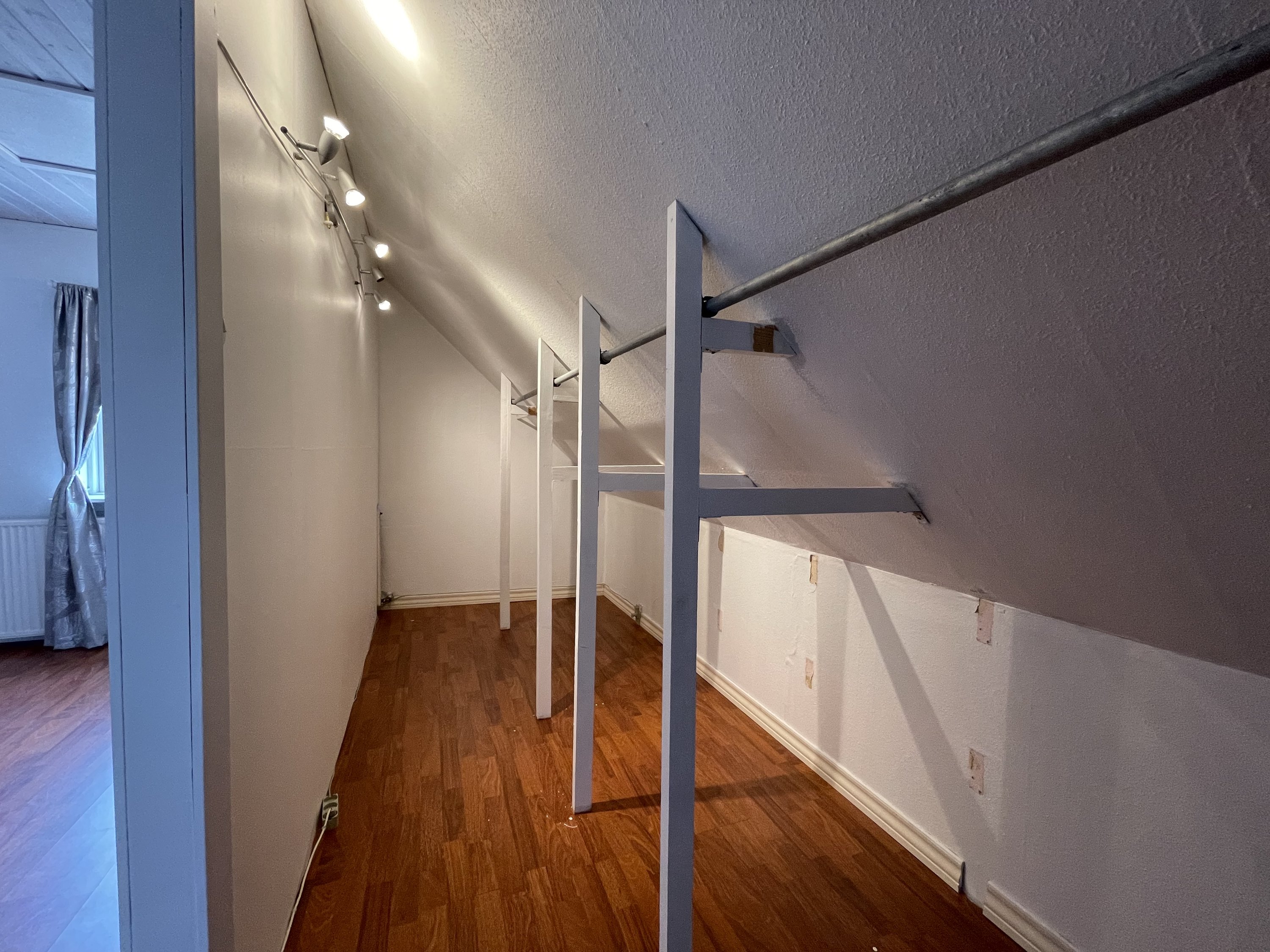 Fremhævet walk-in billede i fuldskærmstilstand. Billede af Gudumvej 53, 9260 Gistrup