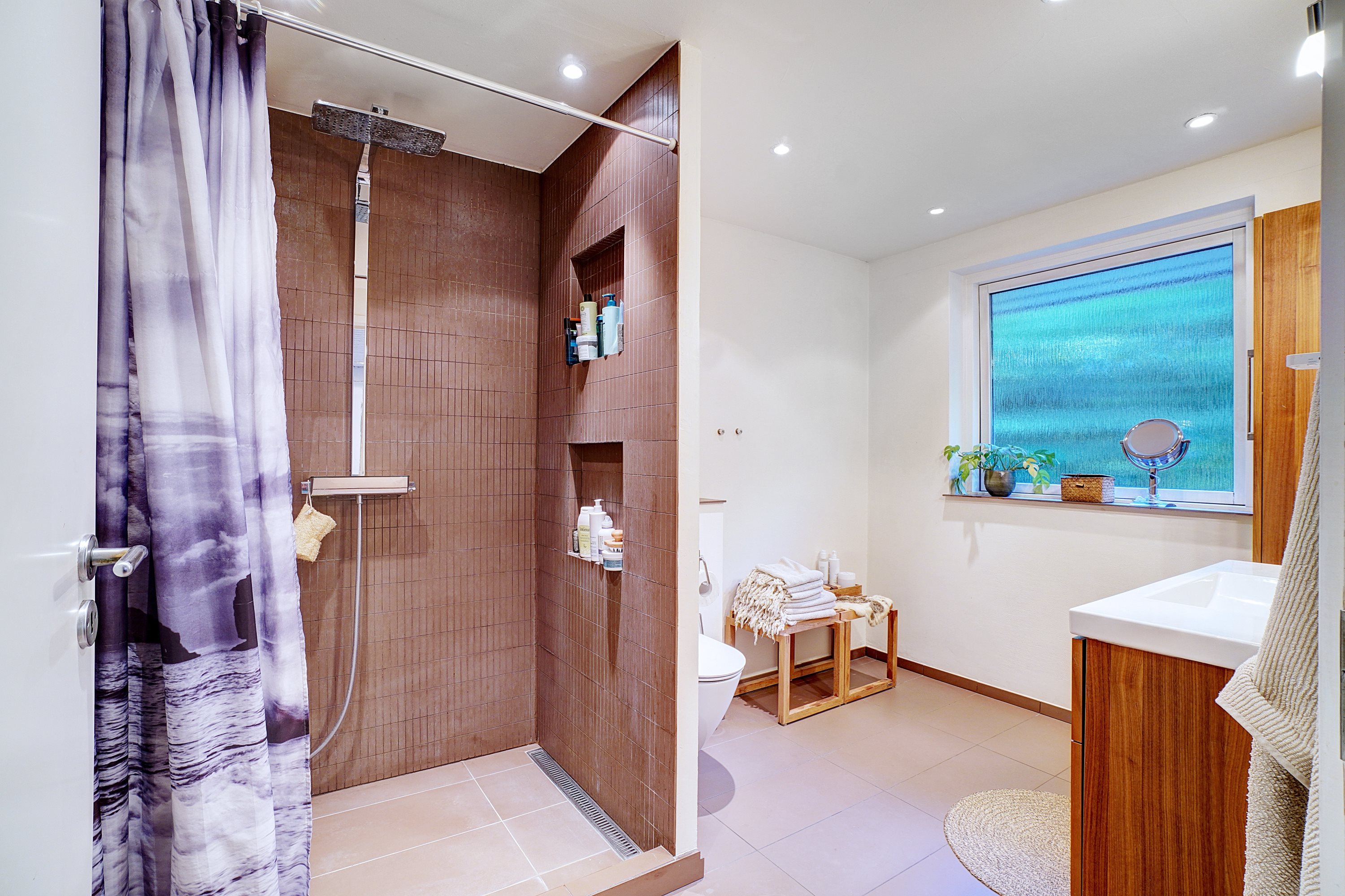 Fremhævet badeværelse billede i fuldskærmstilstand. Billede af Bag Vænget 23, 3400 Hillerød