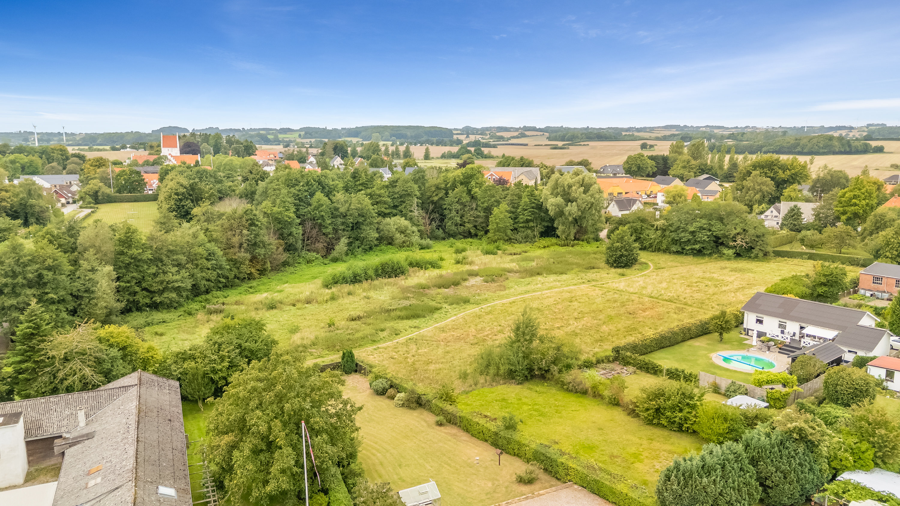Fremhævet luftfoto billede i fuldskærmstilstand. Billede af Strandgade 24, 5683 Haarby