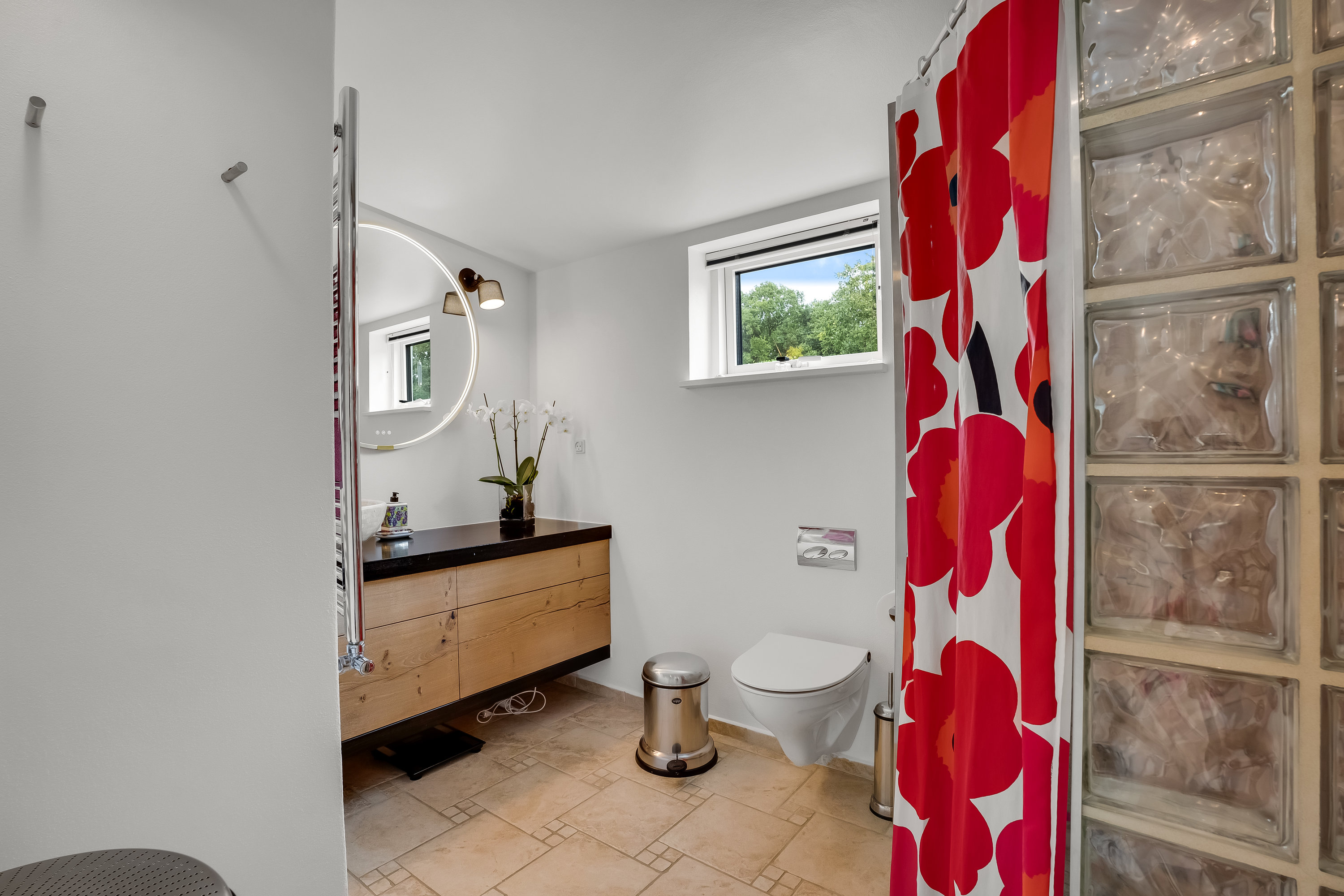 Fremhævet badeværelse billede i fuldskærmstilstand. Billede af Hellenæs-Stien 17, 4912 Harpelunde