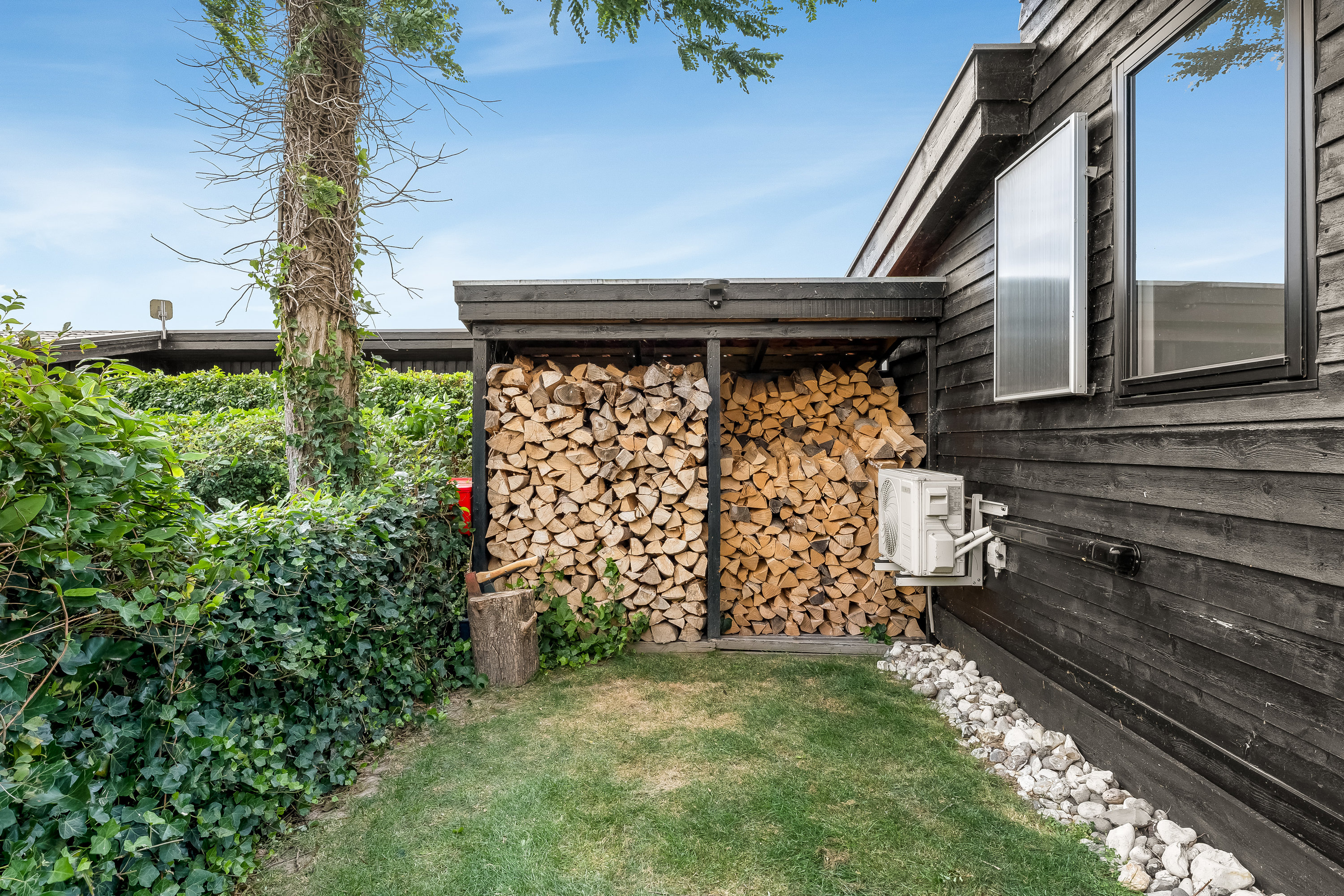 Fremhævet facade billede i fuldskærmstilstand. Billede af Hellenæs-Stien 17, 4912 Harpelunde