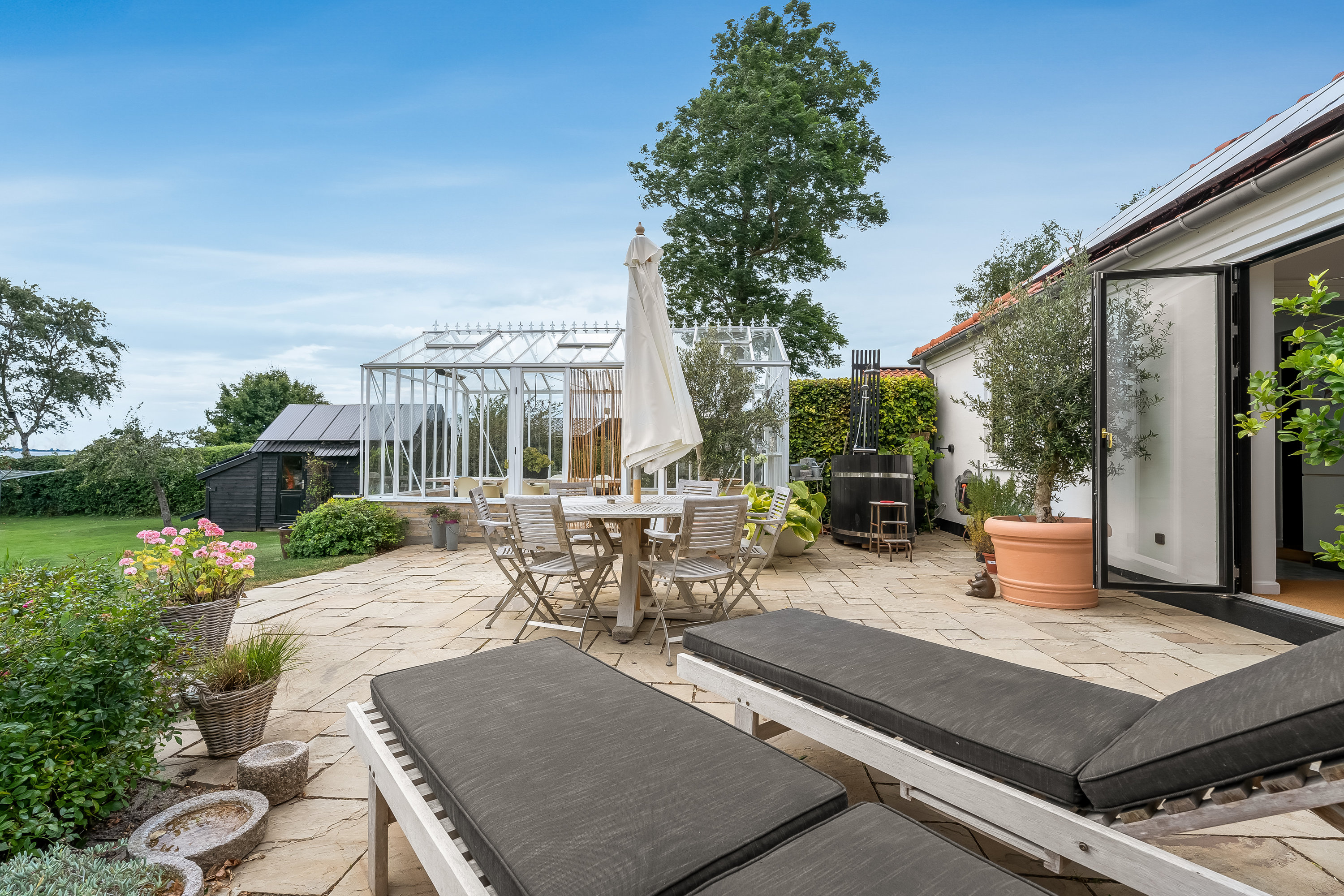 Fremhævet terrasse billede i fuldskærmstilstand. Billede af Hellenæs-Stien 17, 4912 Harpelunde