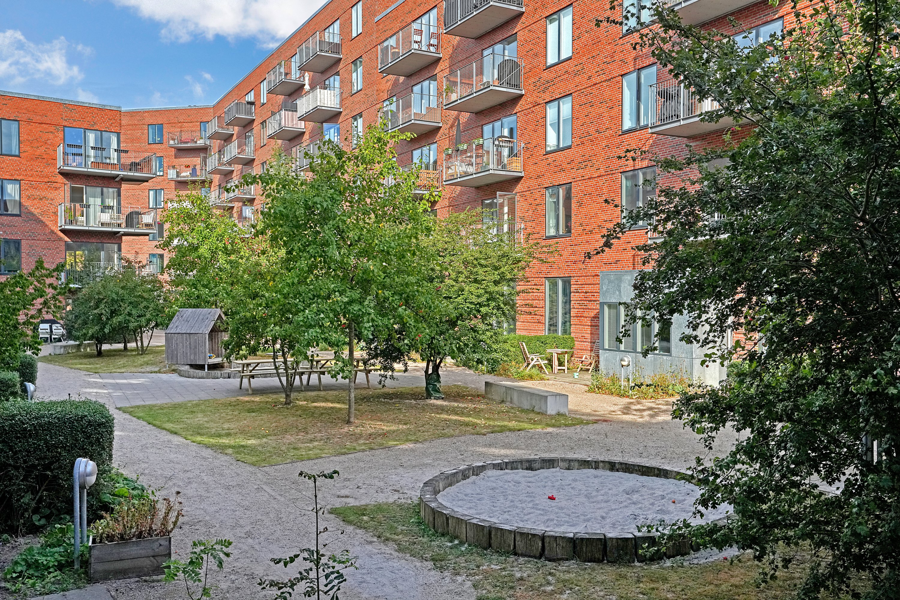 Fremhævet gårdmiljø billede i fuldskærmstilstand. Billede af Tove Maës Vej 2, 2. tv., 2500 Valby