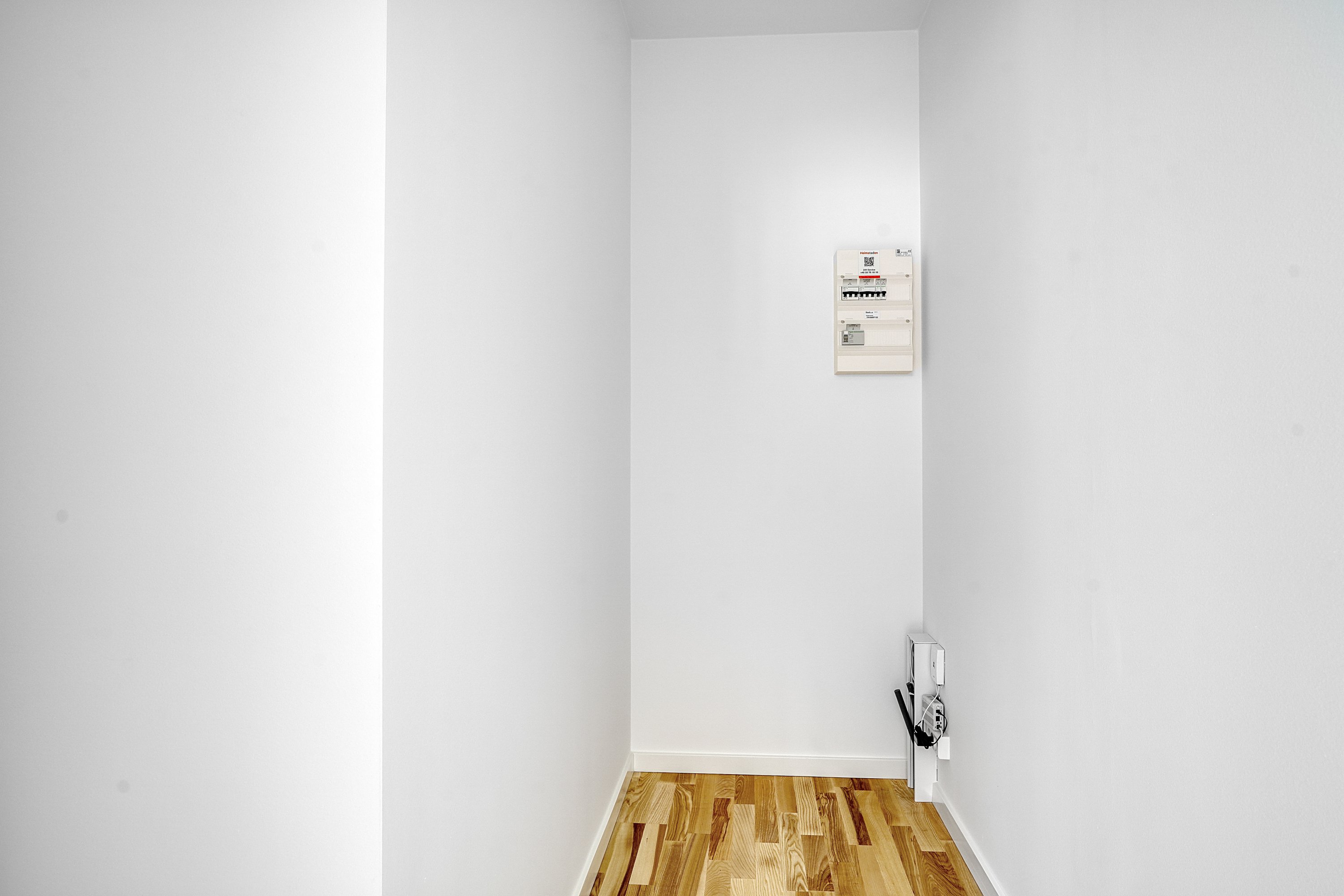 Fremhævet skab billede i fuldskærmstilstand. Billede af Tove Maës Vej 2, 2. tv., 2500 Valby