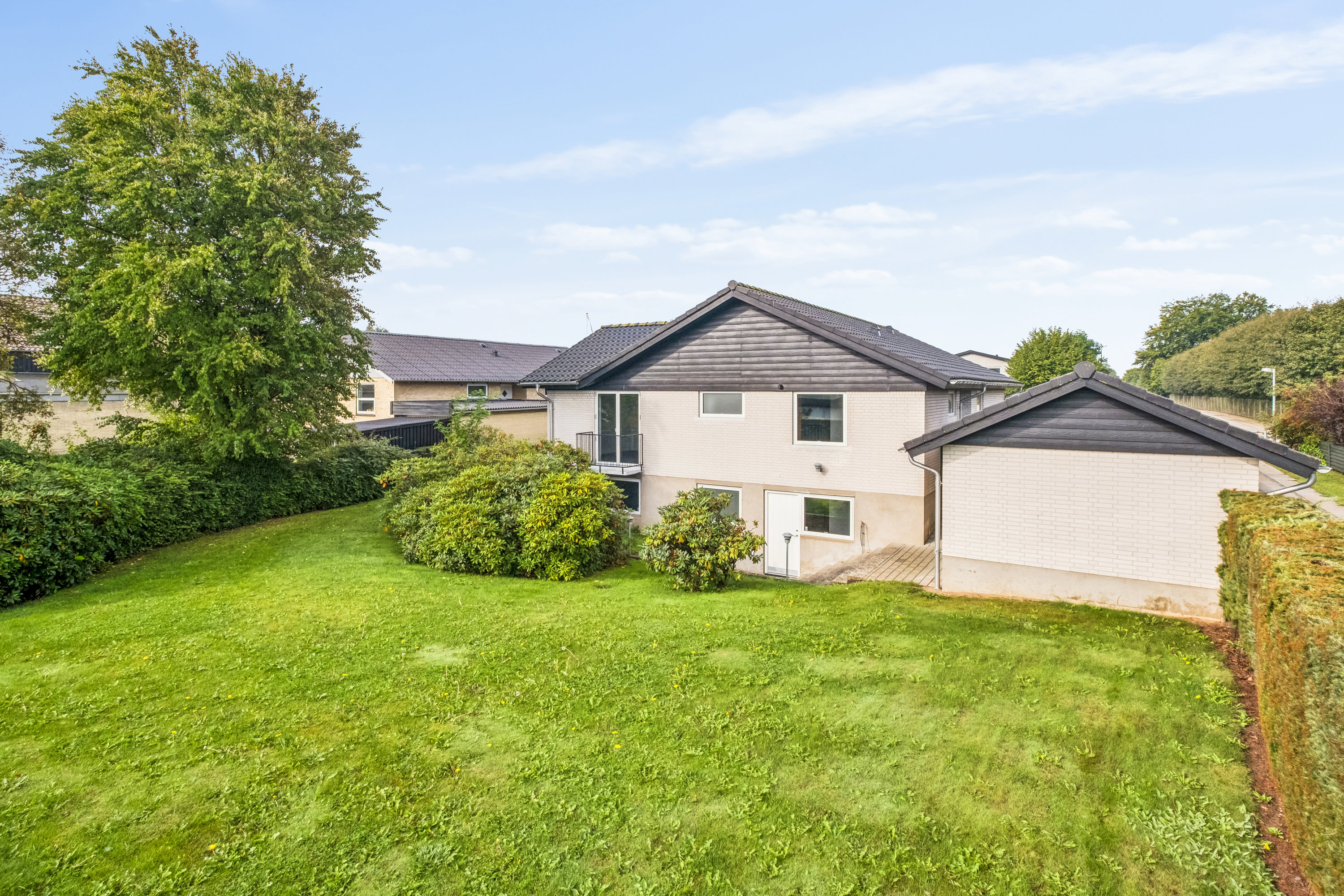 Villa: Ejendommen set fra haven  på Skovvejen 39, 8740 Brædstrup