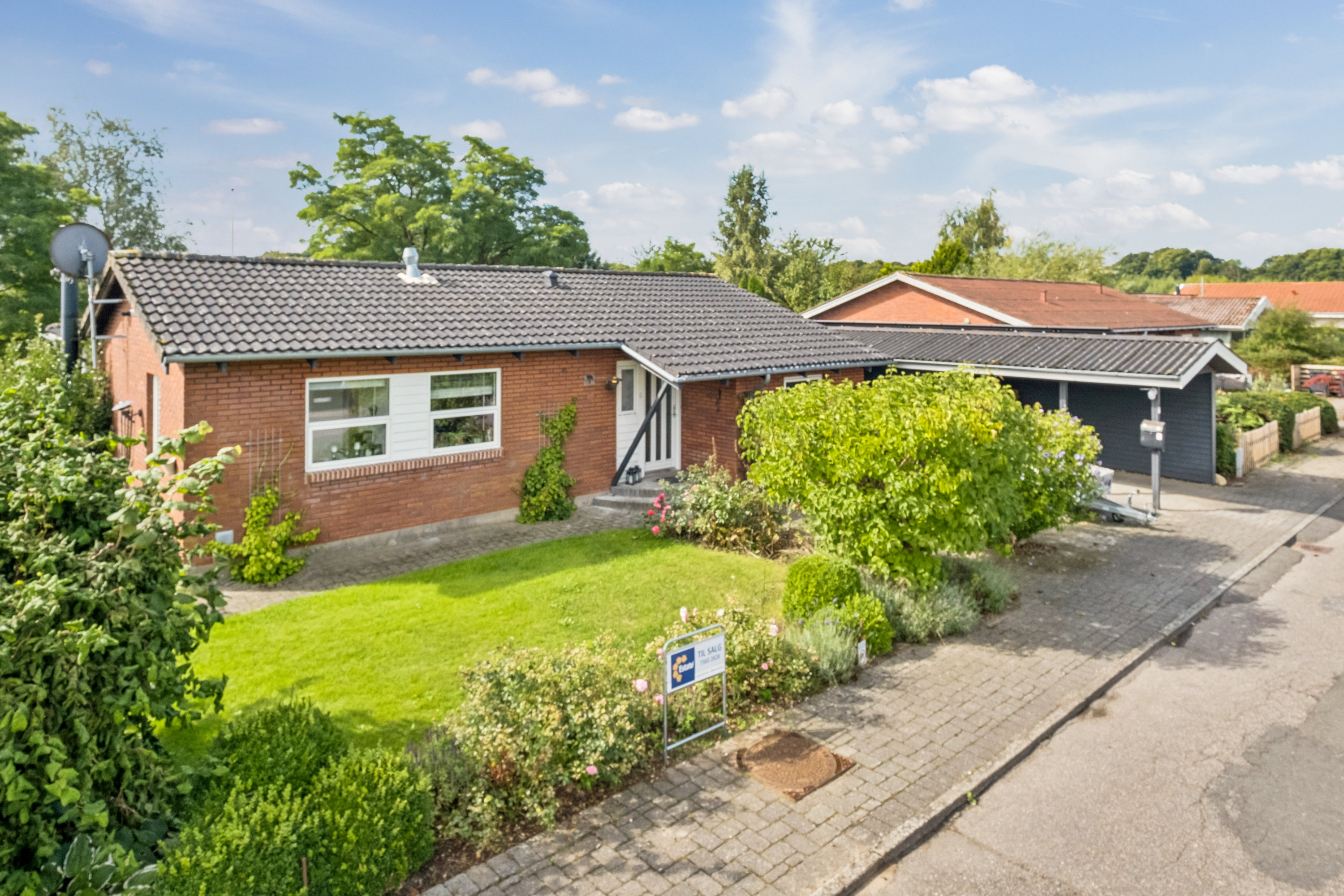 Villa: Set fra vejen på Vestervænget 3, Tvingstrup, 8700 Horsens