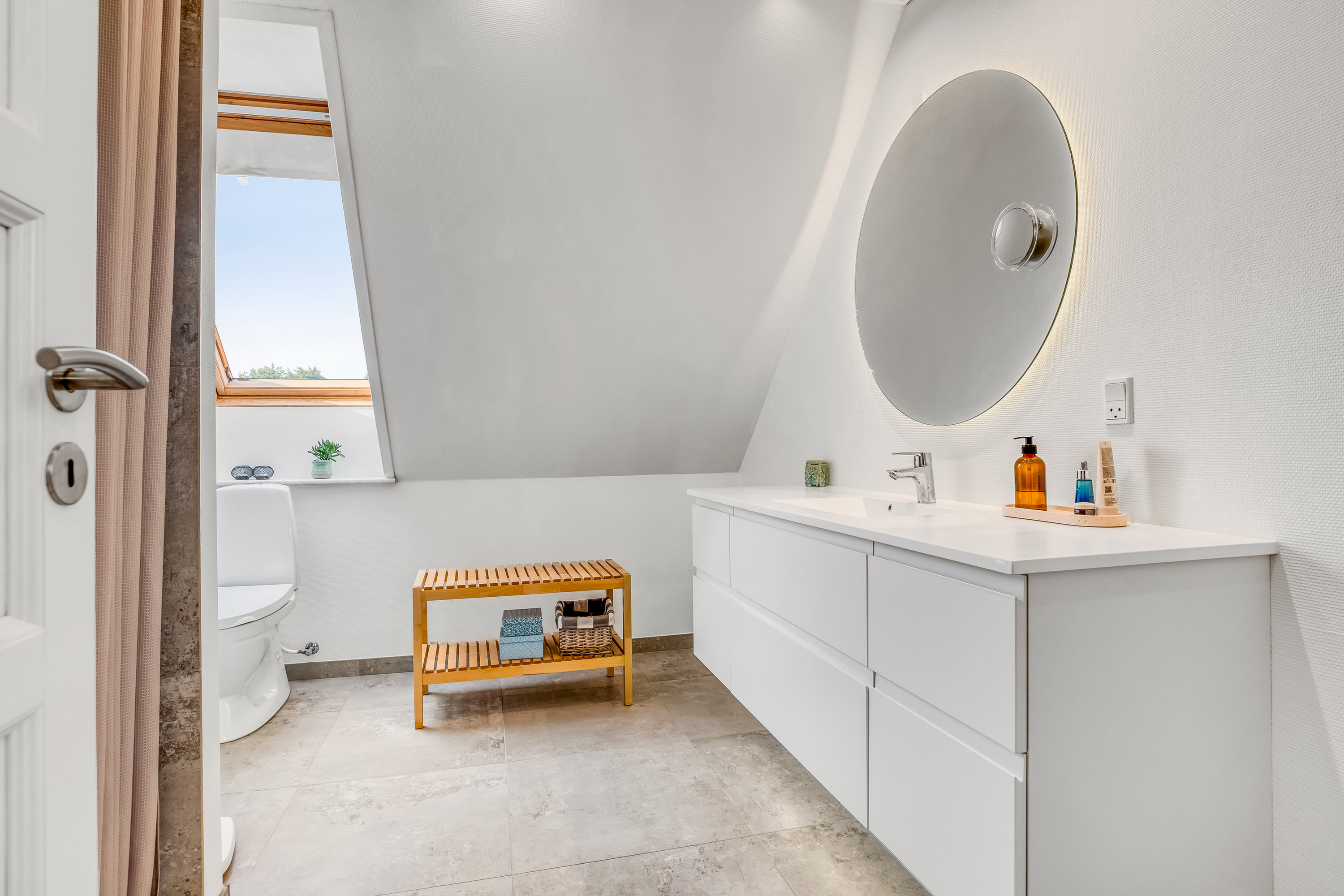 Fremhævet badeværelse billede i fuldskærmstilstand. Billede af Åbrinken 26, 7550 Sørvad