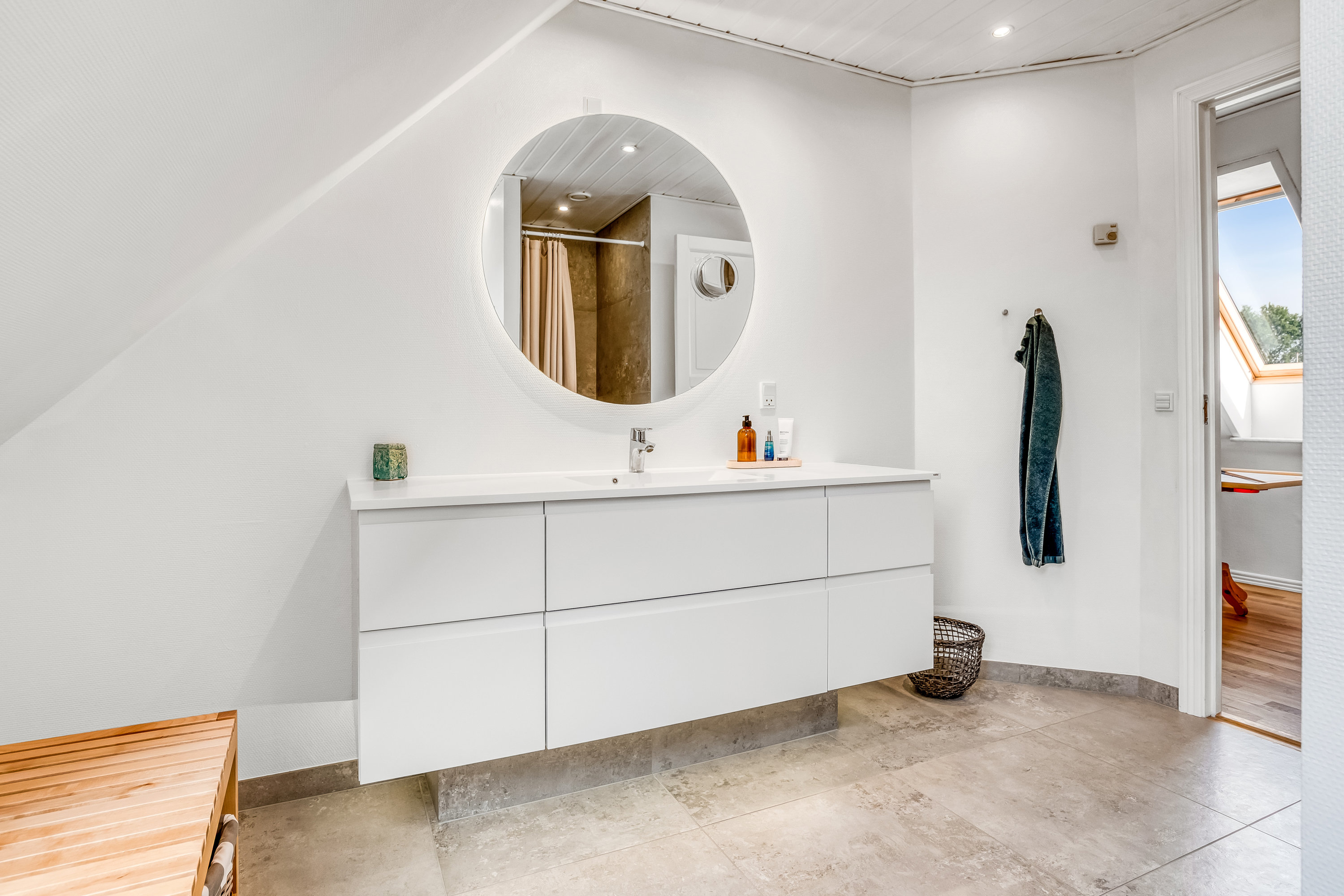 Fremhævet badeværelse billede i fuldskærmstilstand. Billede af Åbrinken 26, 7550 Sørvad