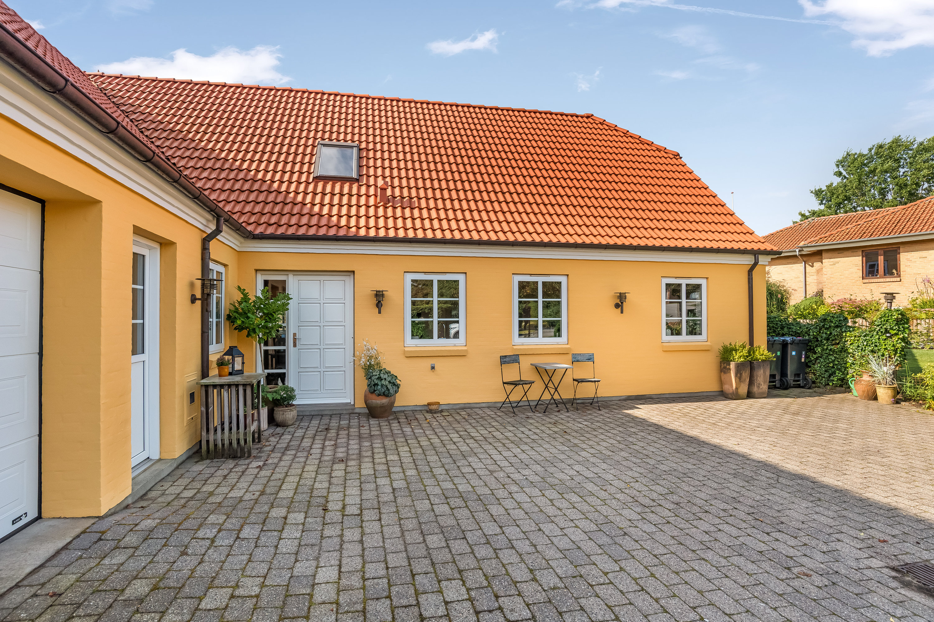 Fremhævet gårdsplads billede i fuldskærmstilstand. Billede af Åbrinken 26, 7550 Sørvad