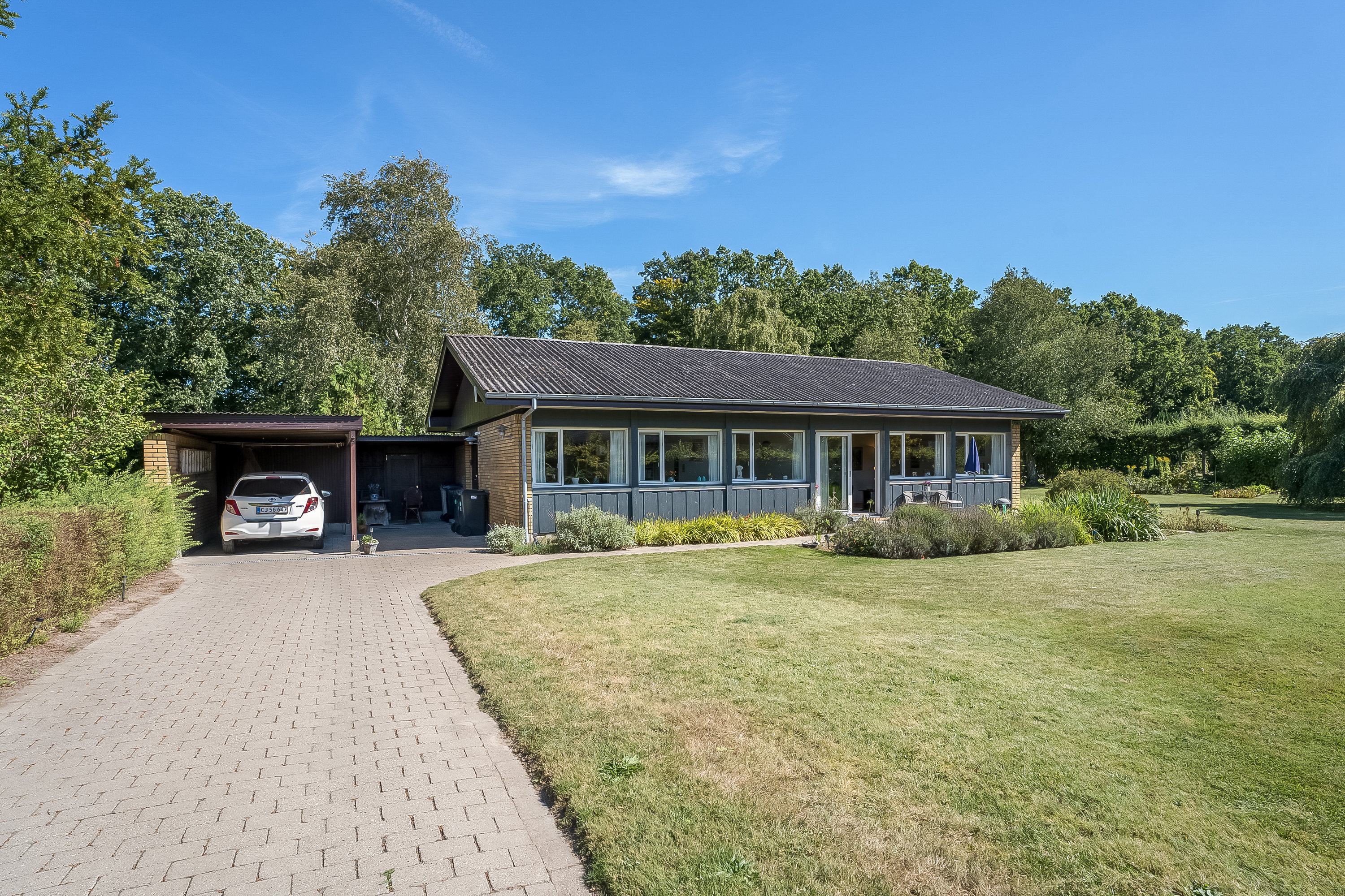 Fremhævet facade billede i fuldskærmstilstand. Billede af Peter Freuchensvej 24, 4800 Nykøbing F