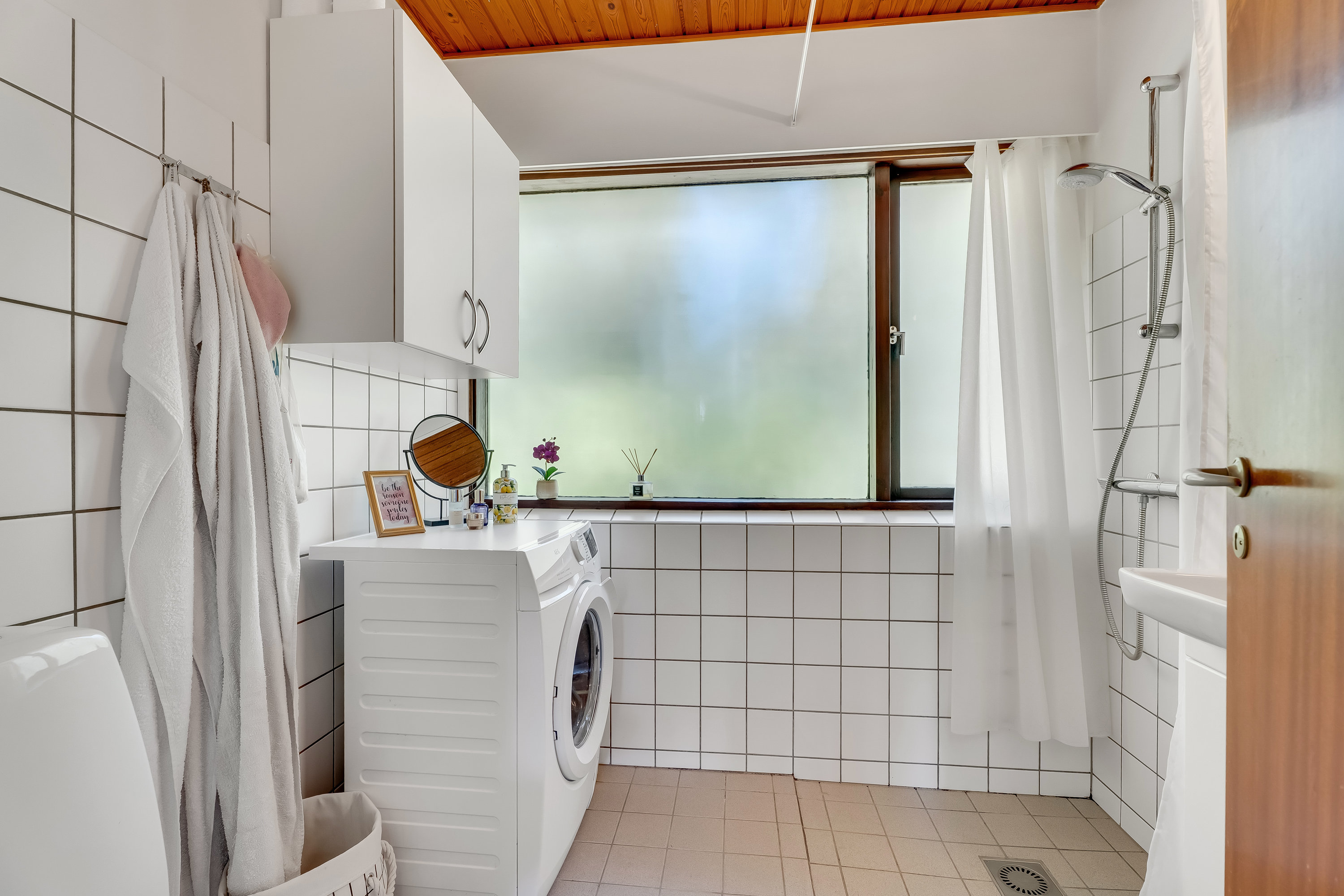 Fremhævet badeværelse billede i fuldskærmstilstand. Billede af Peter Freuchensvej 24, 4800 Nykøbing F