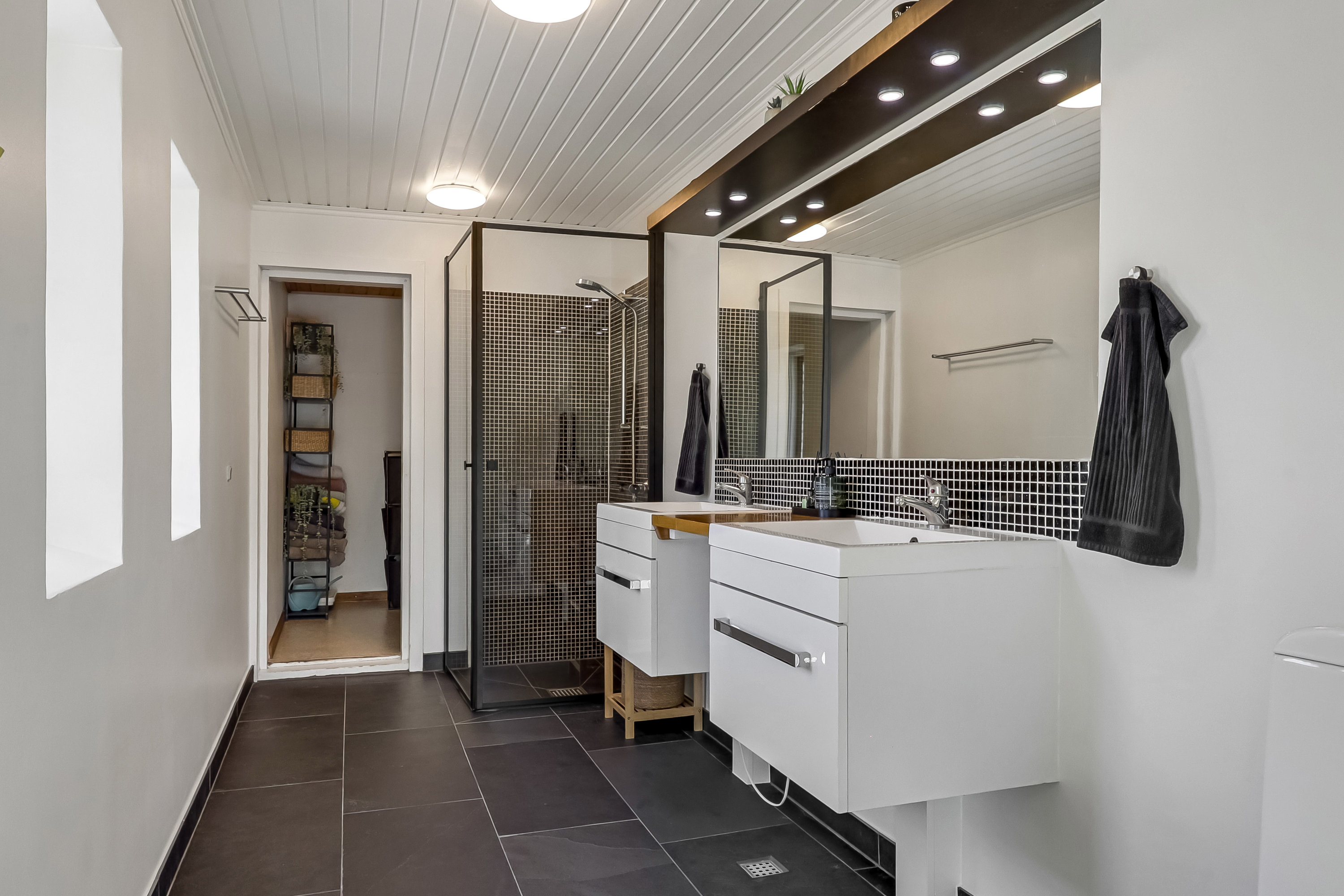 Fremhævet badeværelse billede i fuldskærmstilstand. Billede af Banepladsen 5, 5772 Kværndrup