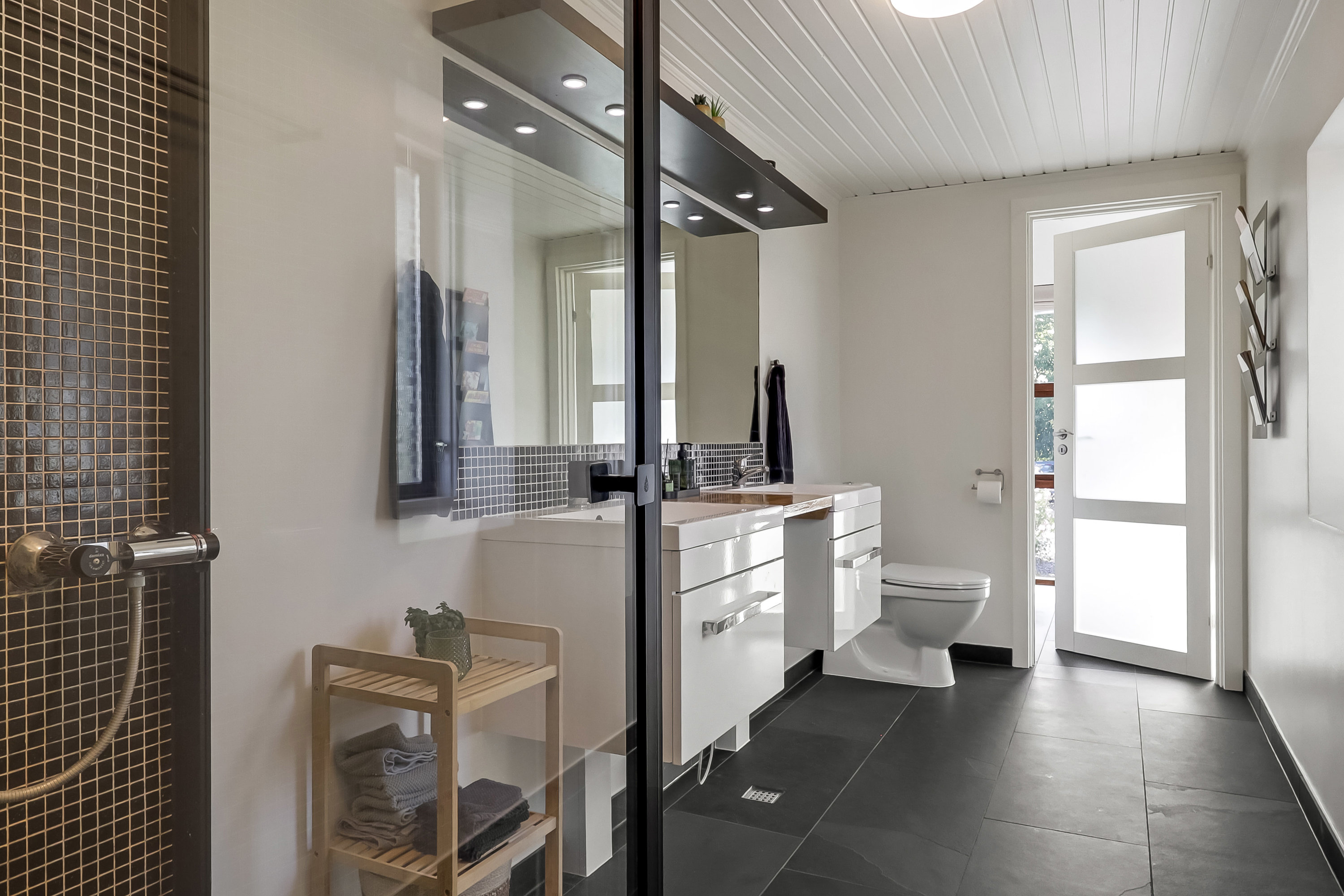 Fremhævet badeværelse billede i fuldskærmstilstand. Billede af Banepladsen 5, 5772 Kværndrup