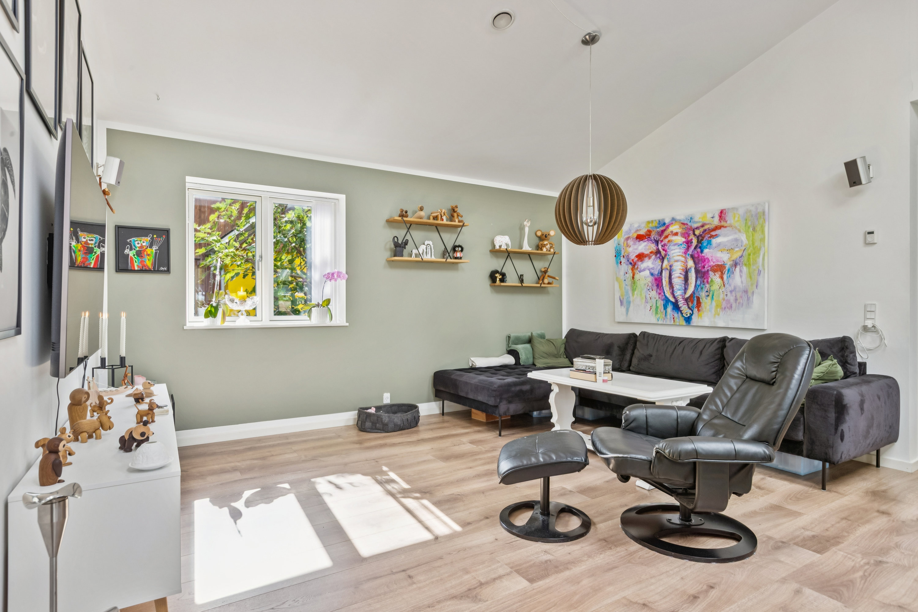 Fremhævet stue billede i fuldskærmstilstand. Billede af Hf. Engvang 90, 2300 København S