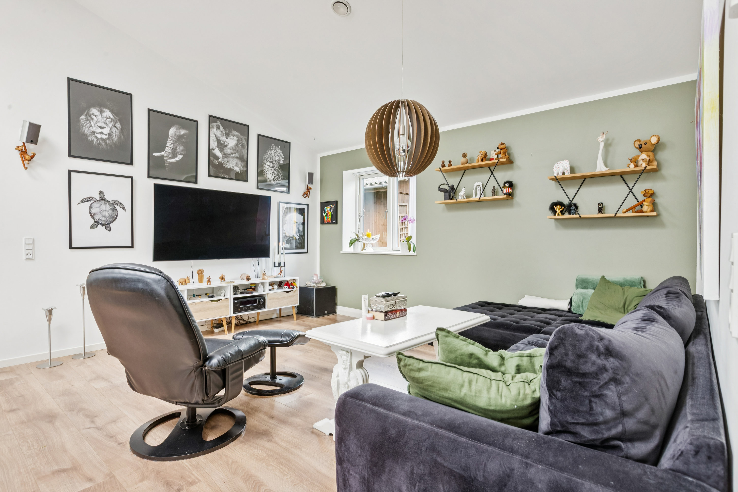 Fremhævet stue billede i fuldskærmstilstand. Billede af Hf. Engvang 90, 2300 København S