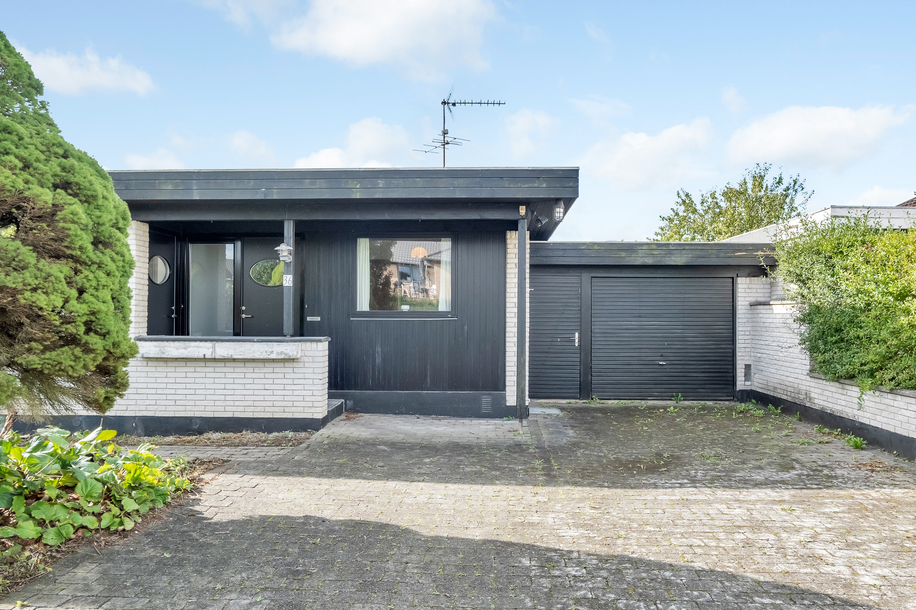 Fremhævet facade billede i fuldskærmstilstand. Billede af Munkebakkevej 36, 8250 Egå