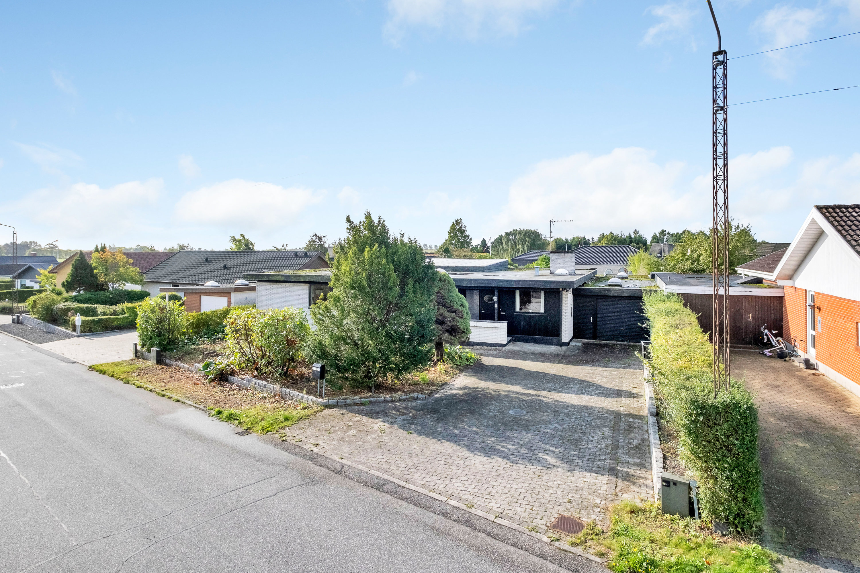 Fremhævet facade billede i fuldskærmstilstand. Billede af Munkebakkevej 36, 8250 Egå