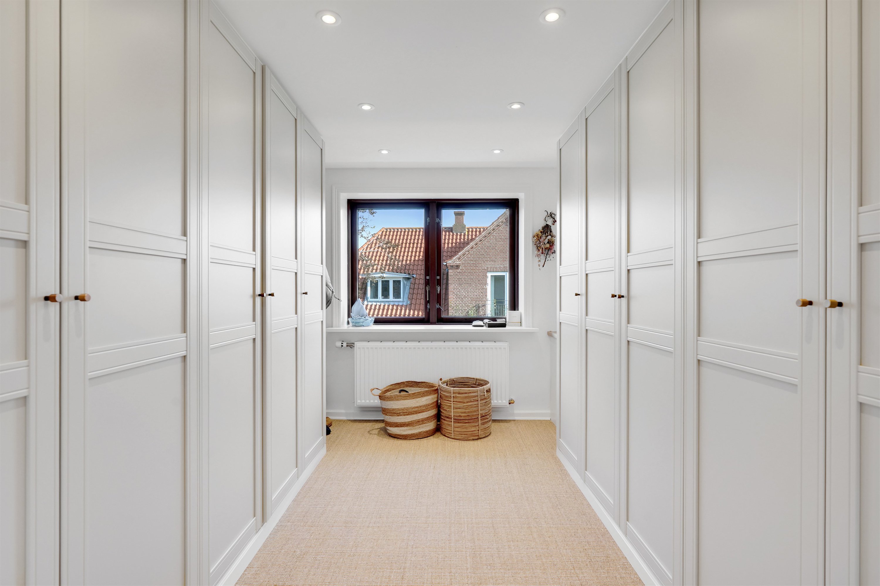 Fremhævet walkin closet billede i fuldskærmstilstand. Billede af Hovedgaden 90, Nordby, 6720 Fanø