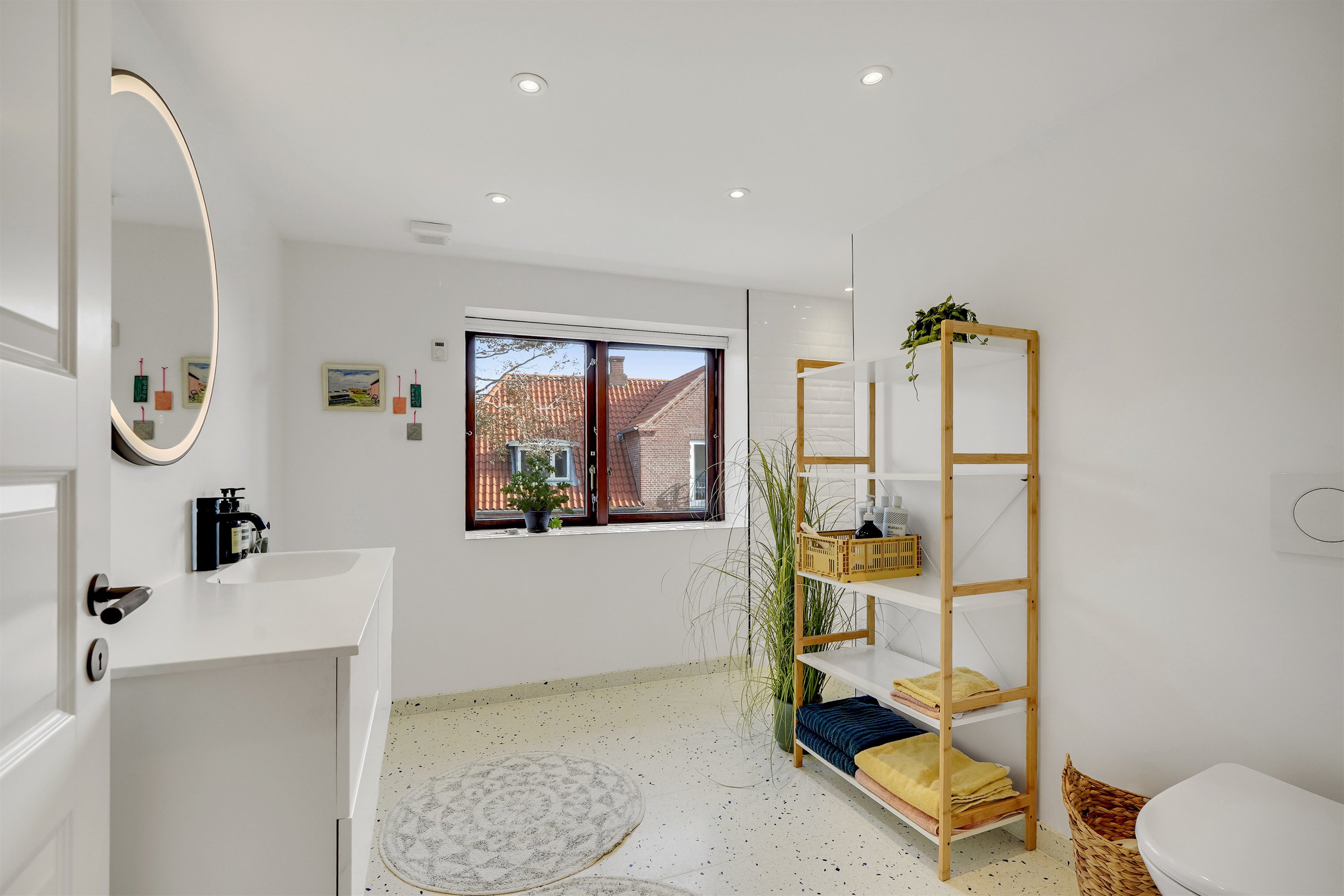 Fremhævet badeværelse billede i fuldskærmstilstand. Billede af Hovedgaden 90, Nordby, 6720 Fanø