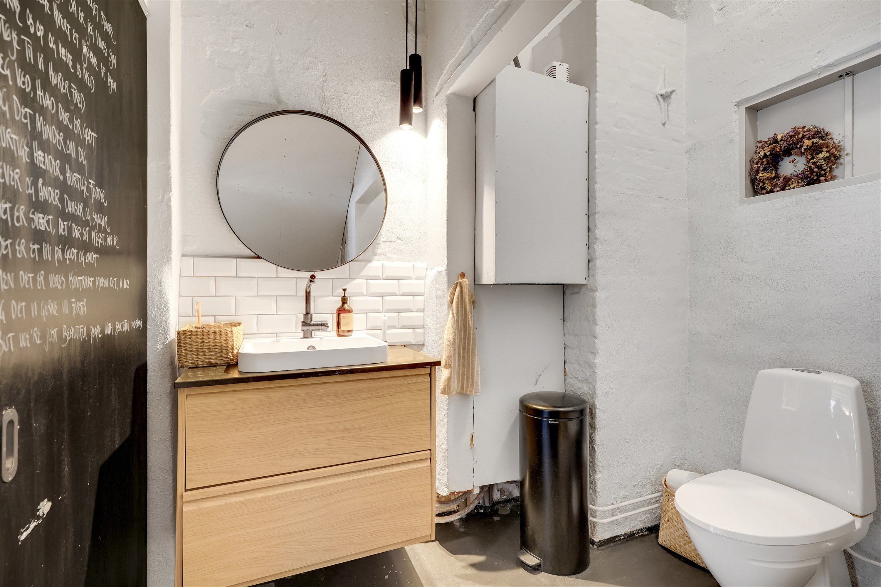 Fremhævet toilet billede i fuldskærmstilstand. Billede af Hovedgaden 90, Nordby, 6720 Fanø