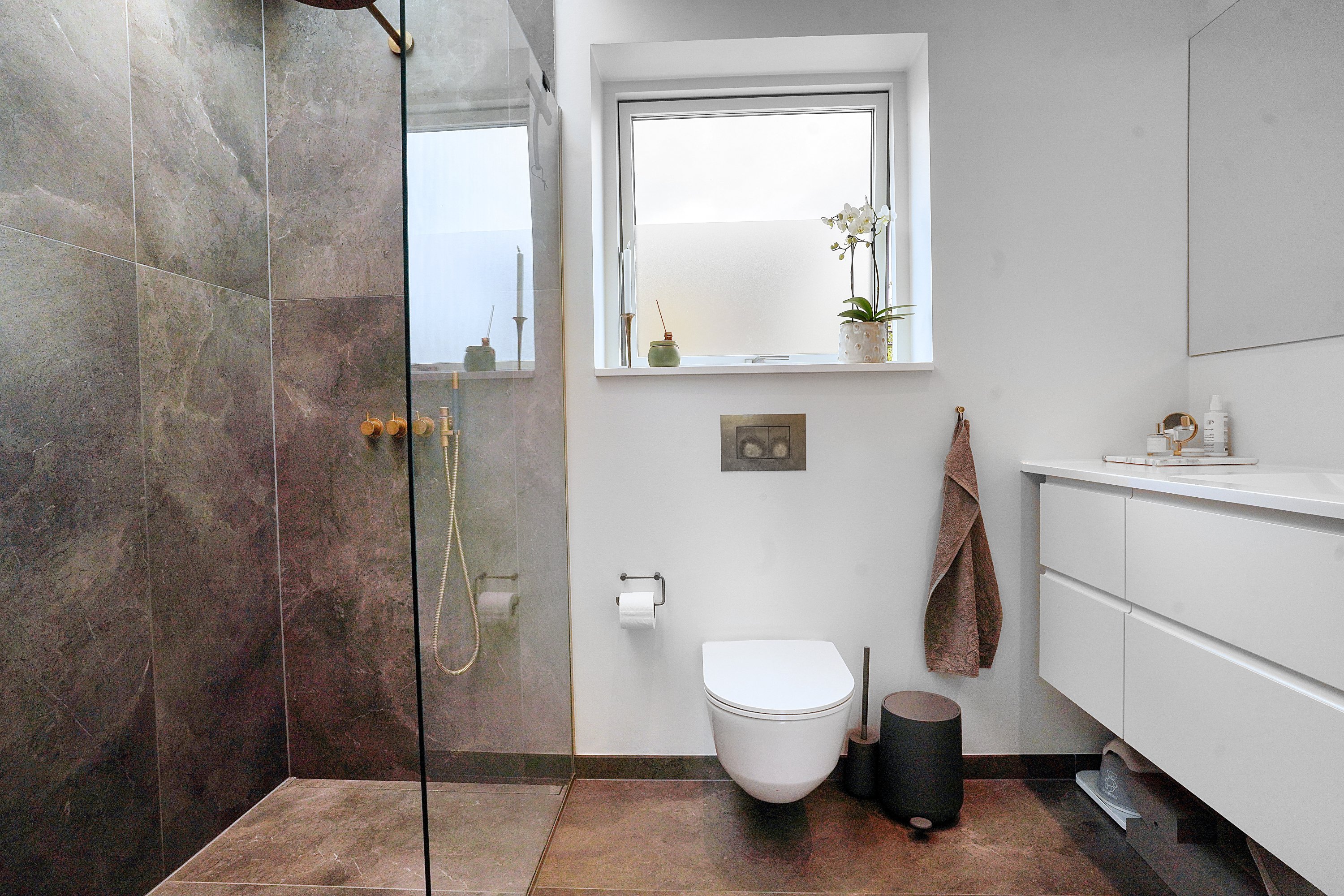 Fremhævet badeværelse billede i fuldskærmstilstand. Billede af Ådalen 12, 3400 Hillerød