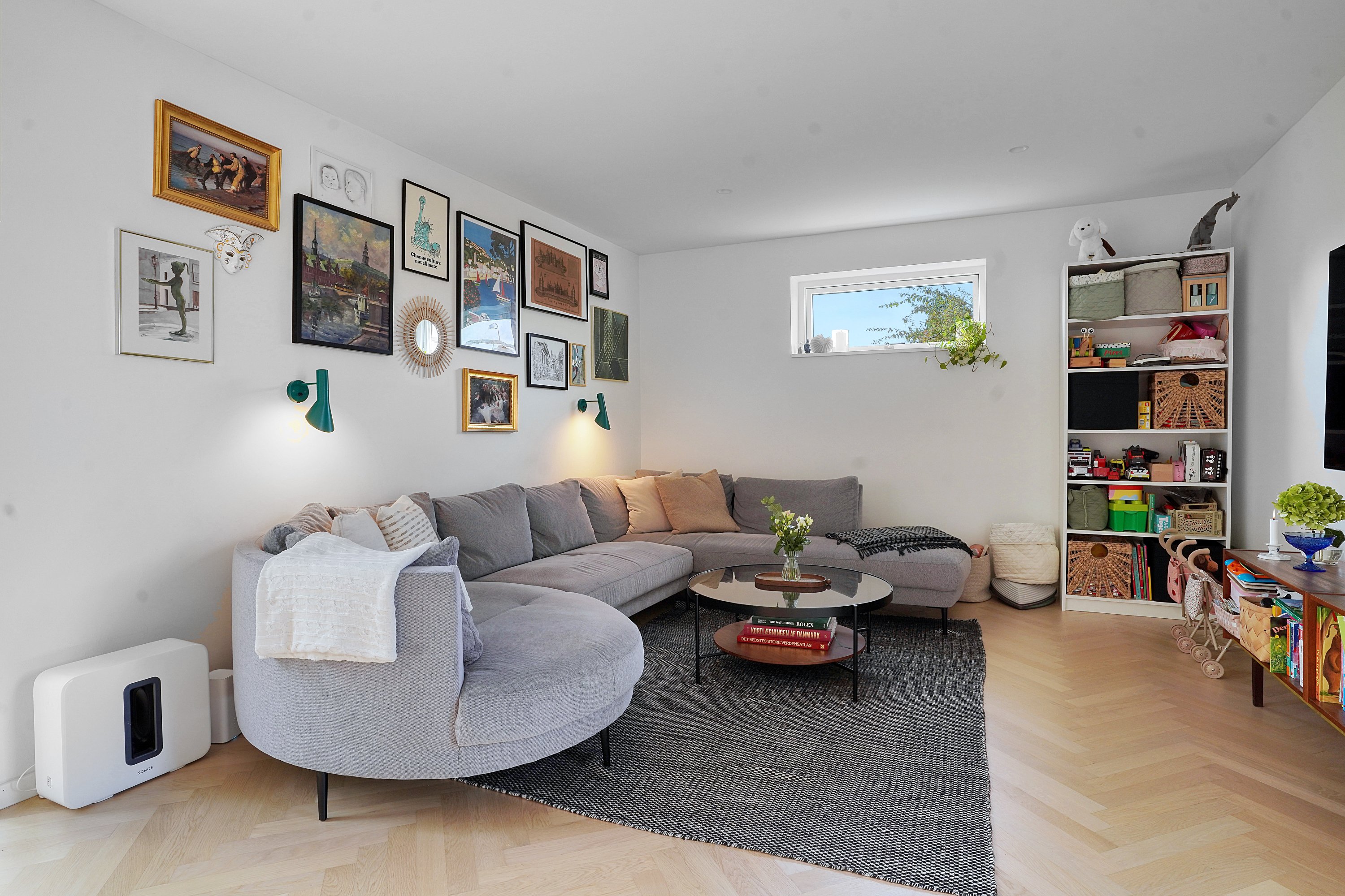 Fremhævet stue billede i fuldskærmstilstand. Billede af Ådalen 12, 3400 Hillerød