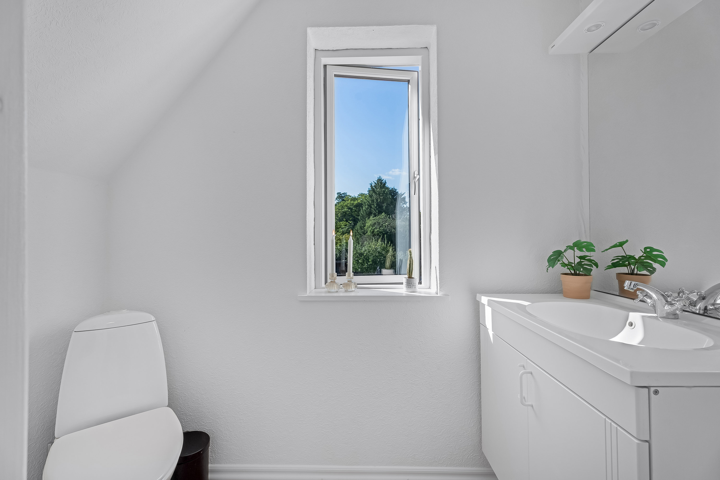 Fremhævet toilet billede i fuldskærmstilstand. Billede af Lavendelvej 23, 4900 Nakskov