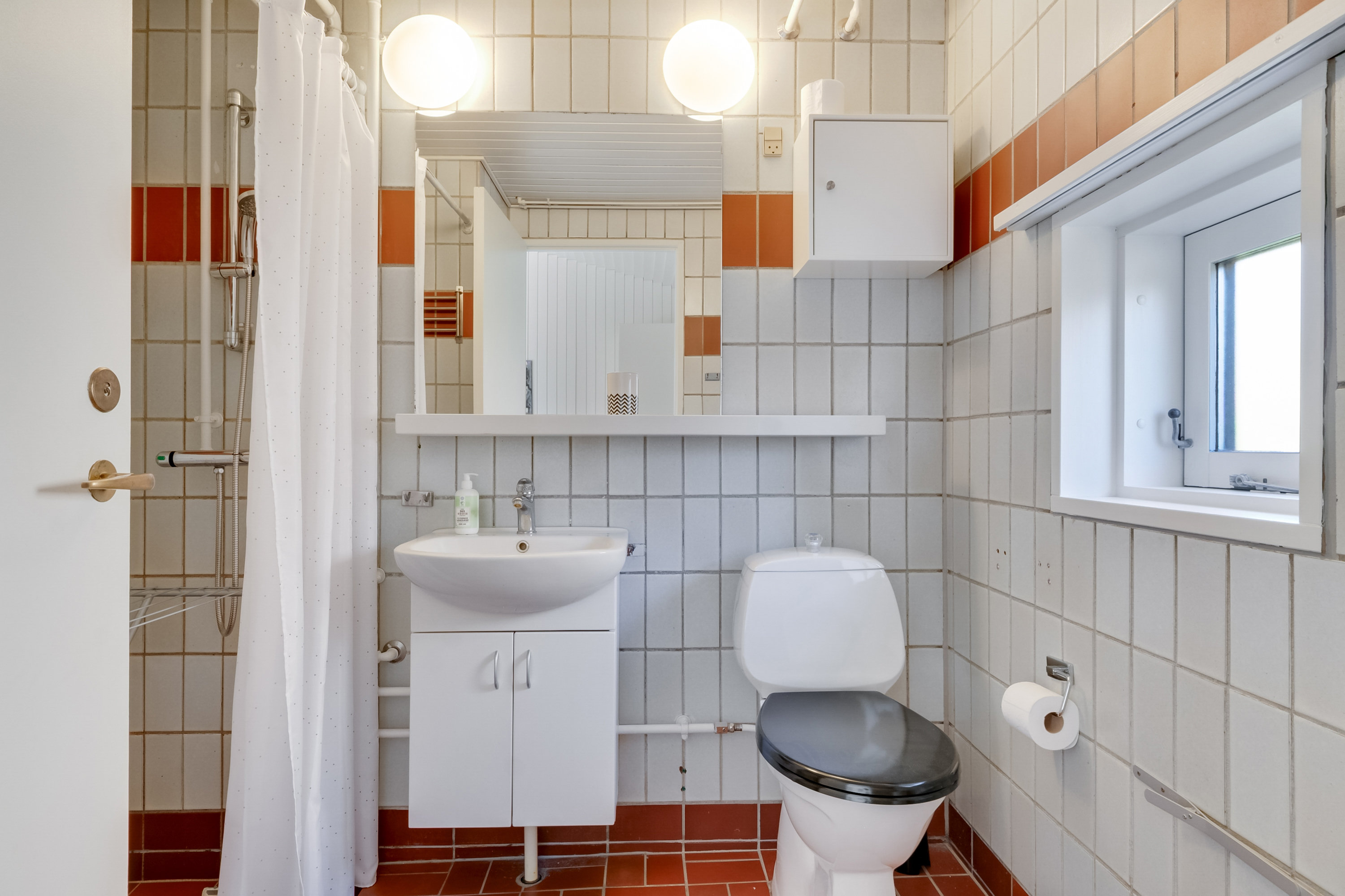 Fremhævet badeværelse billede i fuldskærmstilstand. Billede af Oddevejen 175, 5500 Middelfart