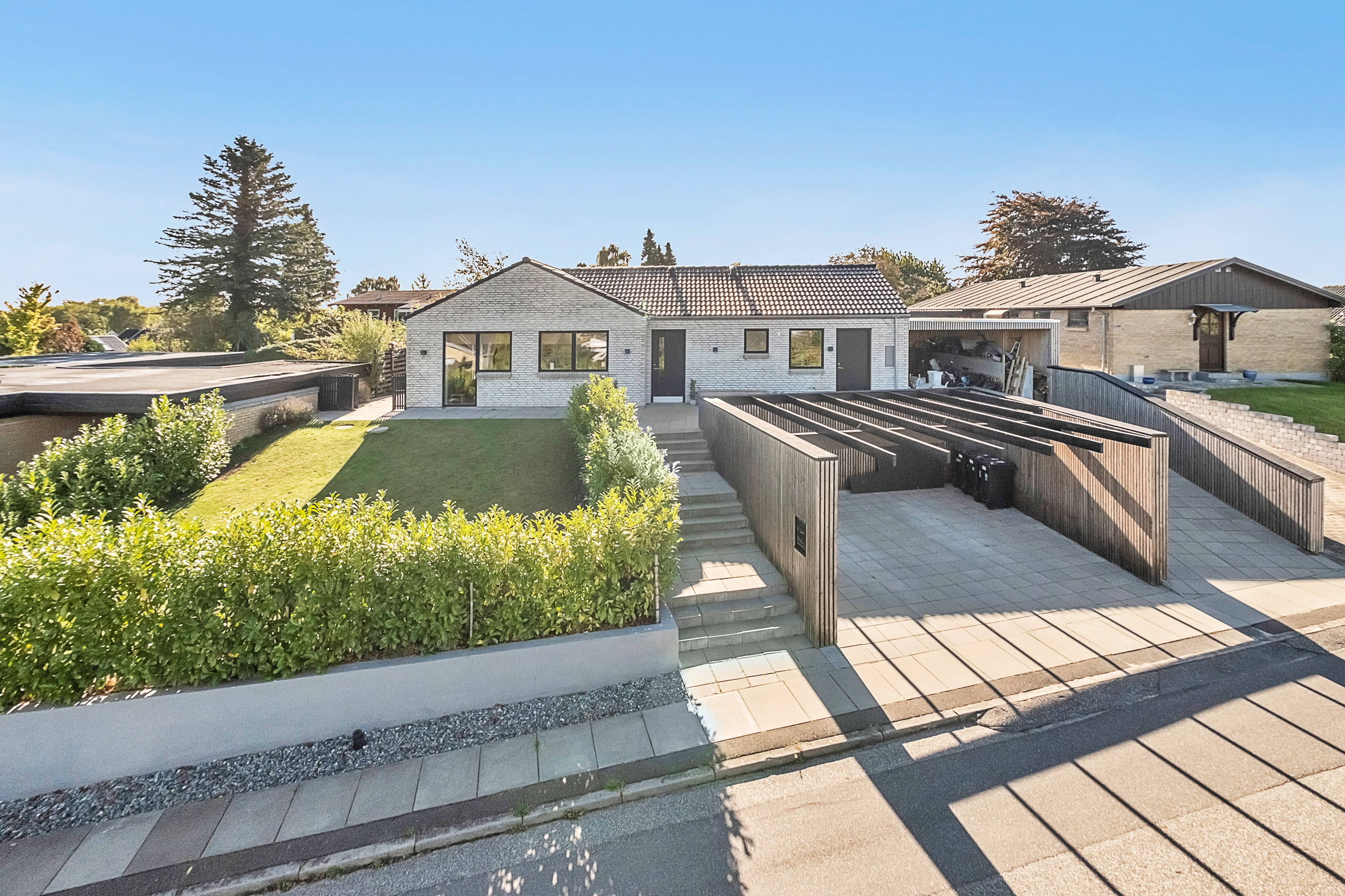 Fremhævet set fra vejen billede i fuldskærmstilstand. Billede af Birkebakken 22, 8520 Lystrup