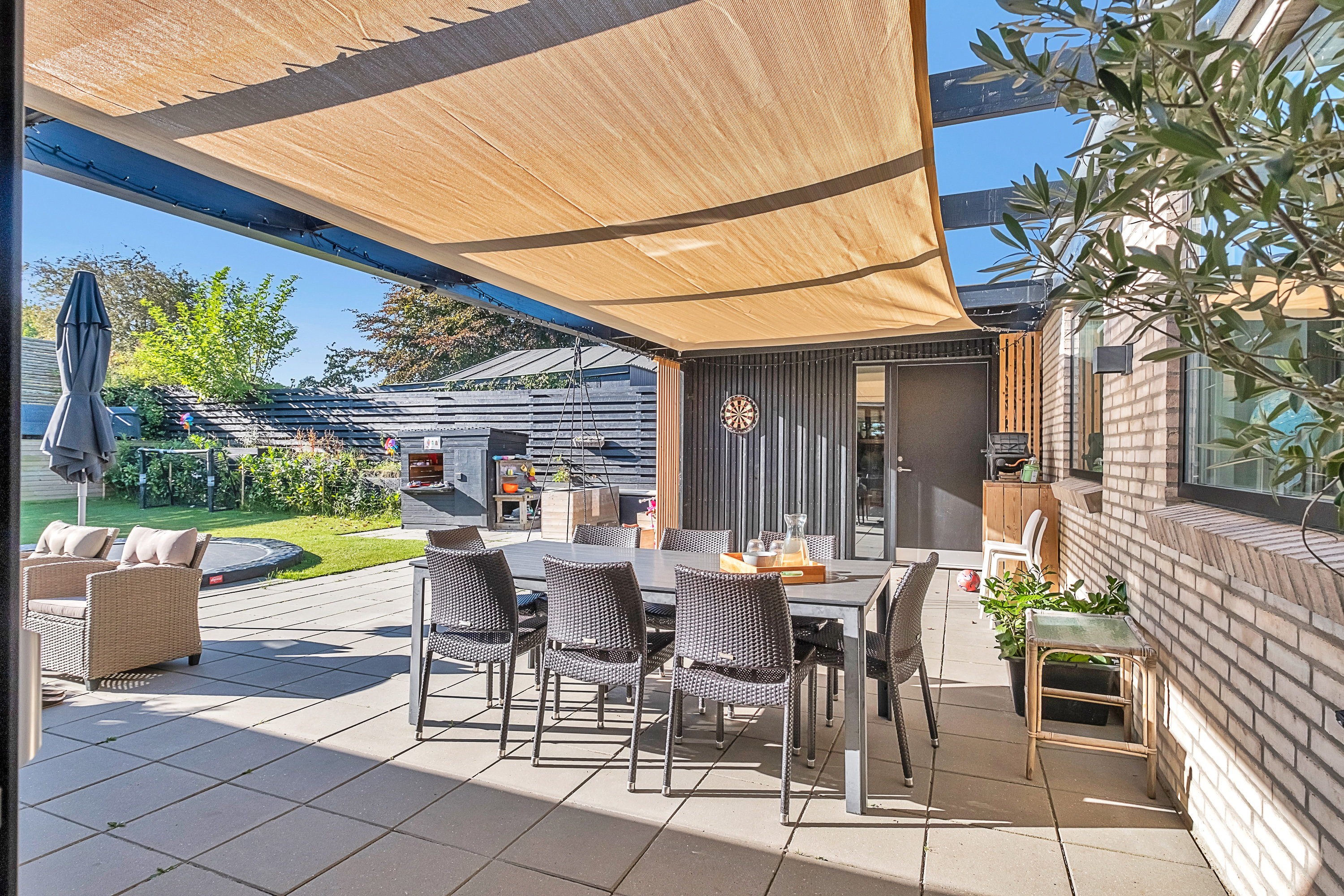 Fremhævet terrasse billede i fuldskærmstilstand. Billede af Birkebakken 22, 8520 Lystrup