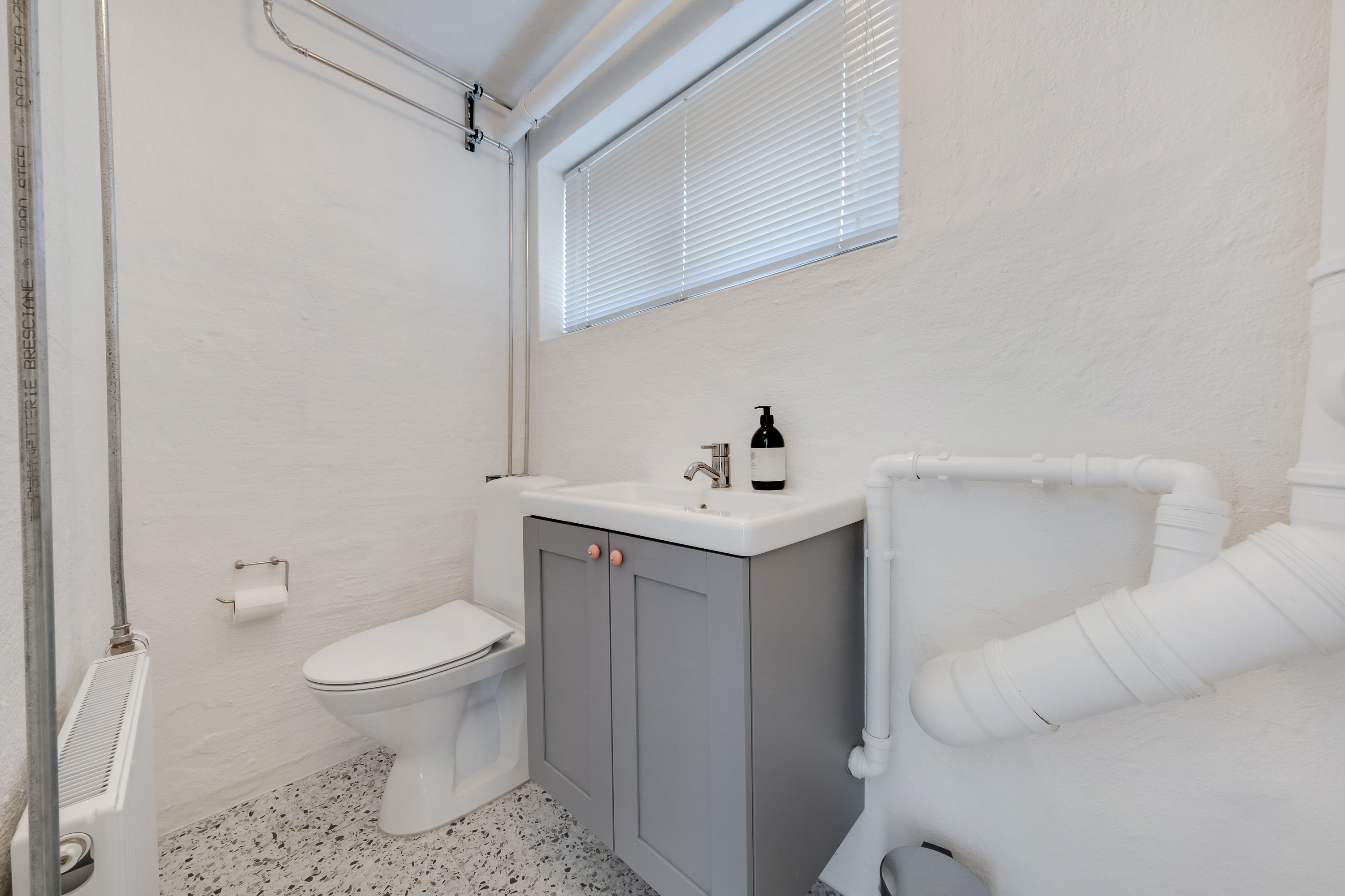 Fremhævet toilet billede i fuldskærmstilstand. Billede af Aldershvilevej 37, 5800 Nyborg