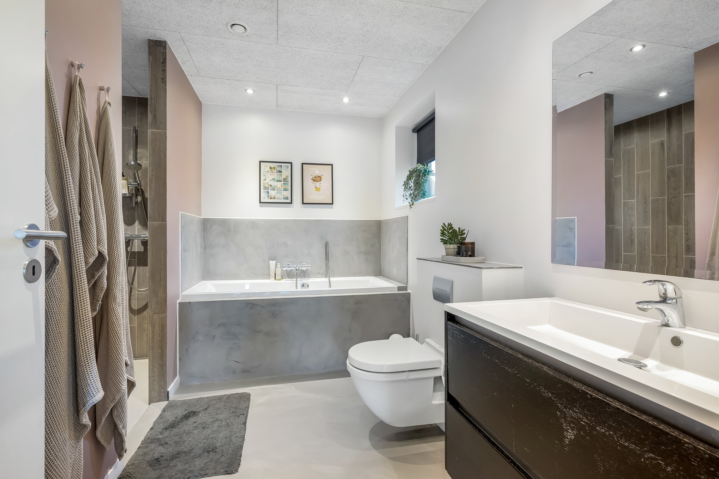 Fremhævet badeværelse billede i fuldskærmstilstand. Billede af Under Linden 41, Halgårde, 7500 Holstebro