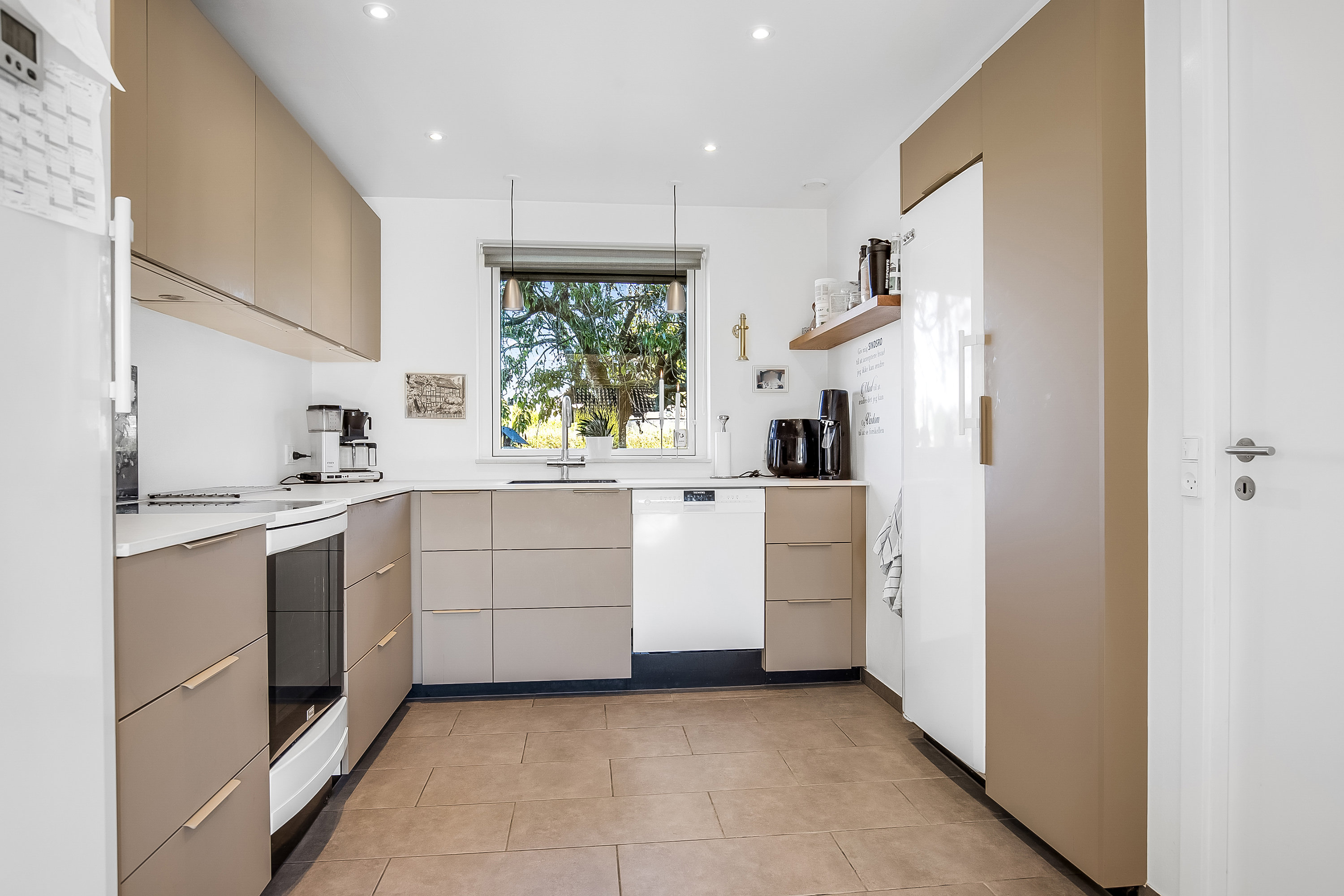 Fremhævet køkken billede i fuldskærmstilstand. Billede af Hesselkær 50, 7100 Vejle