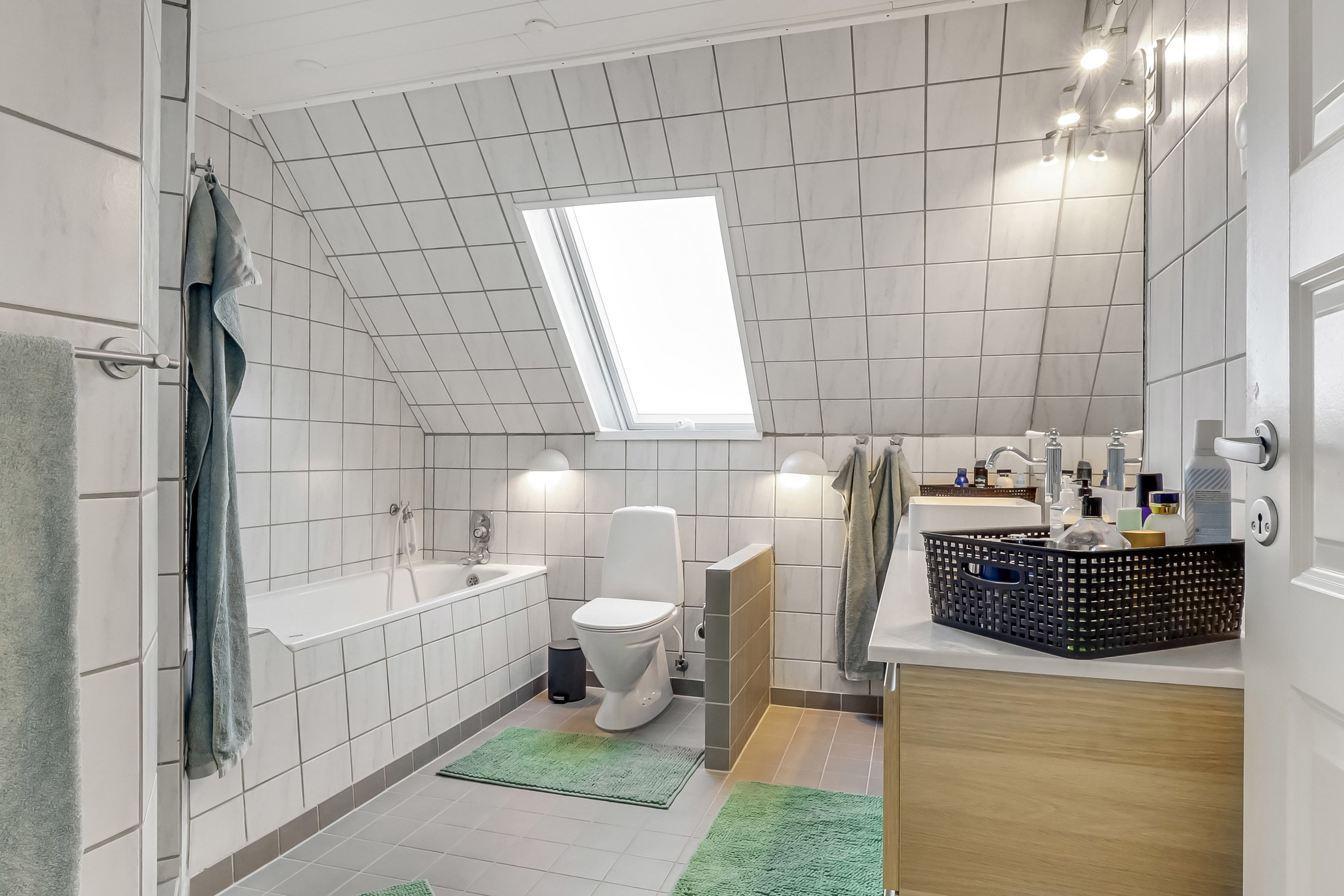 Fremhævet badeværelse billede i fuldskærmstilstand. Billede af Troldeskovvej 17, 5700 Svendborg