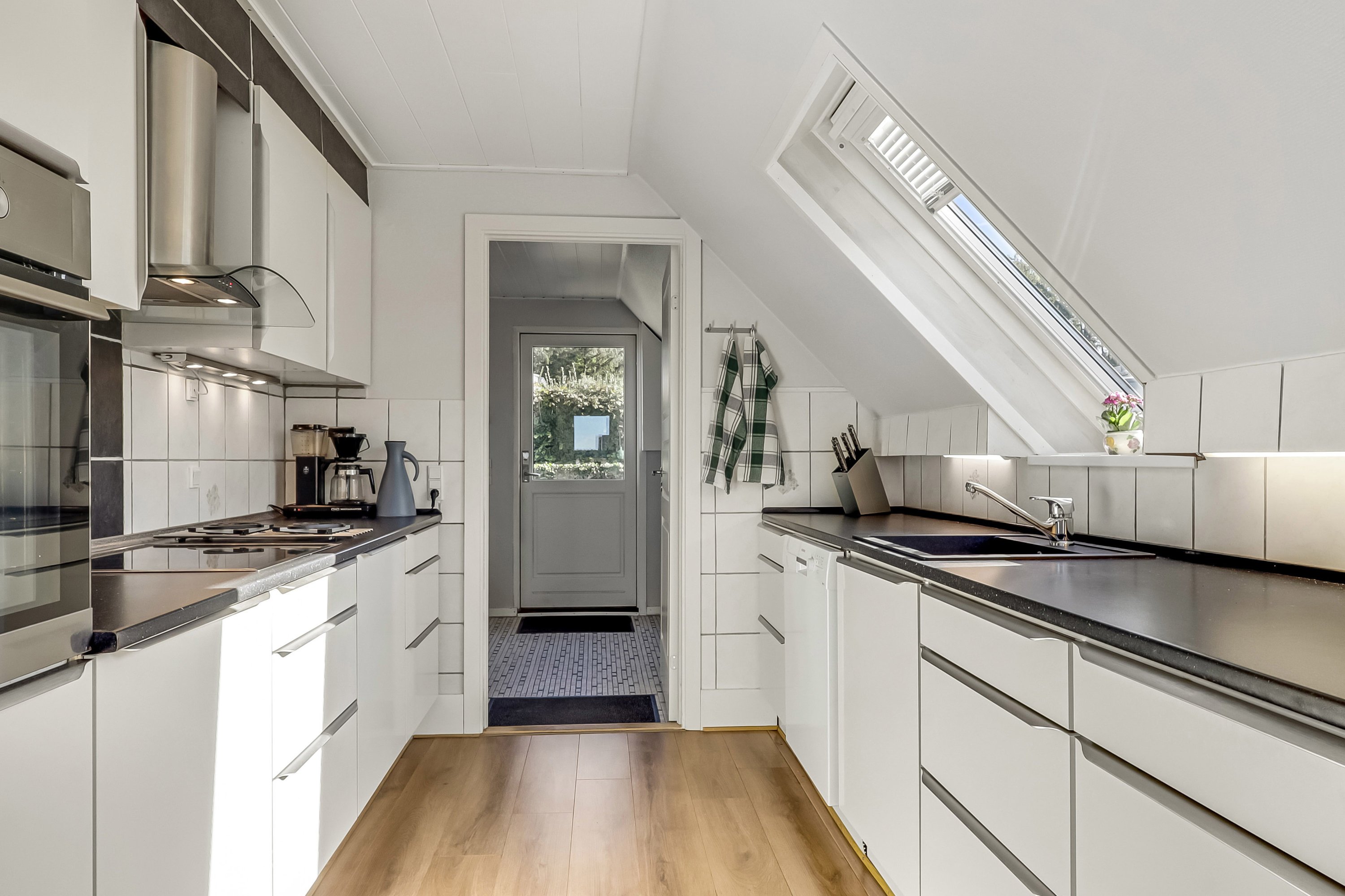 Fremhævet køkken billede i fuldskærmstilstand. Billede af Troldeskovvej 17, 5700 Svendborg