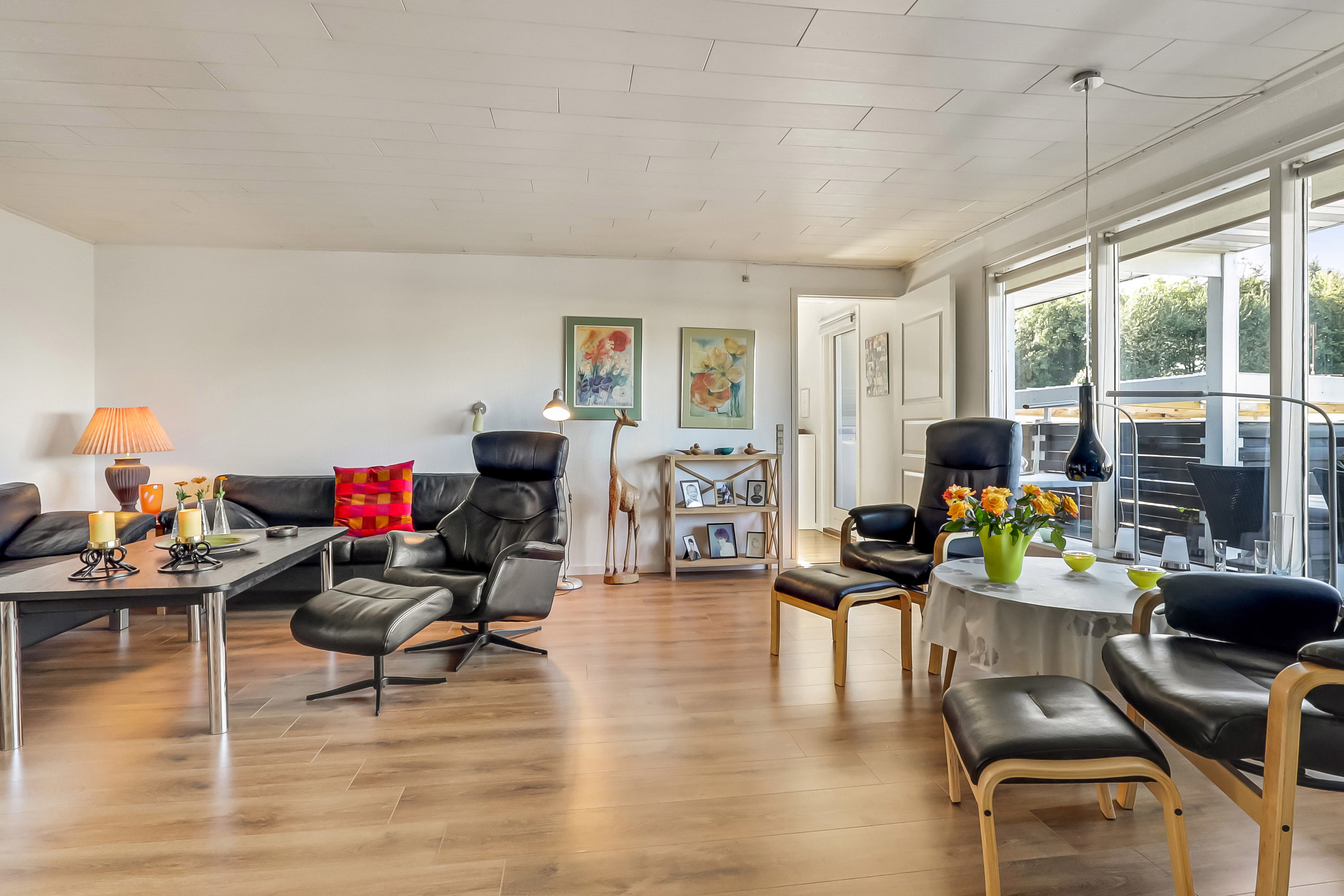 Fremhævet stue billede i fuldskærmstilstand. Billede af Troldeskovvej 17, 5700 Svendborg