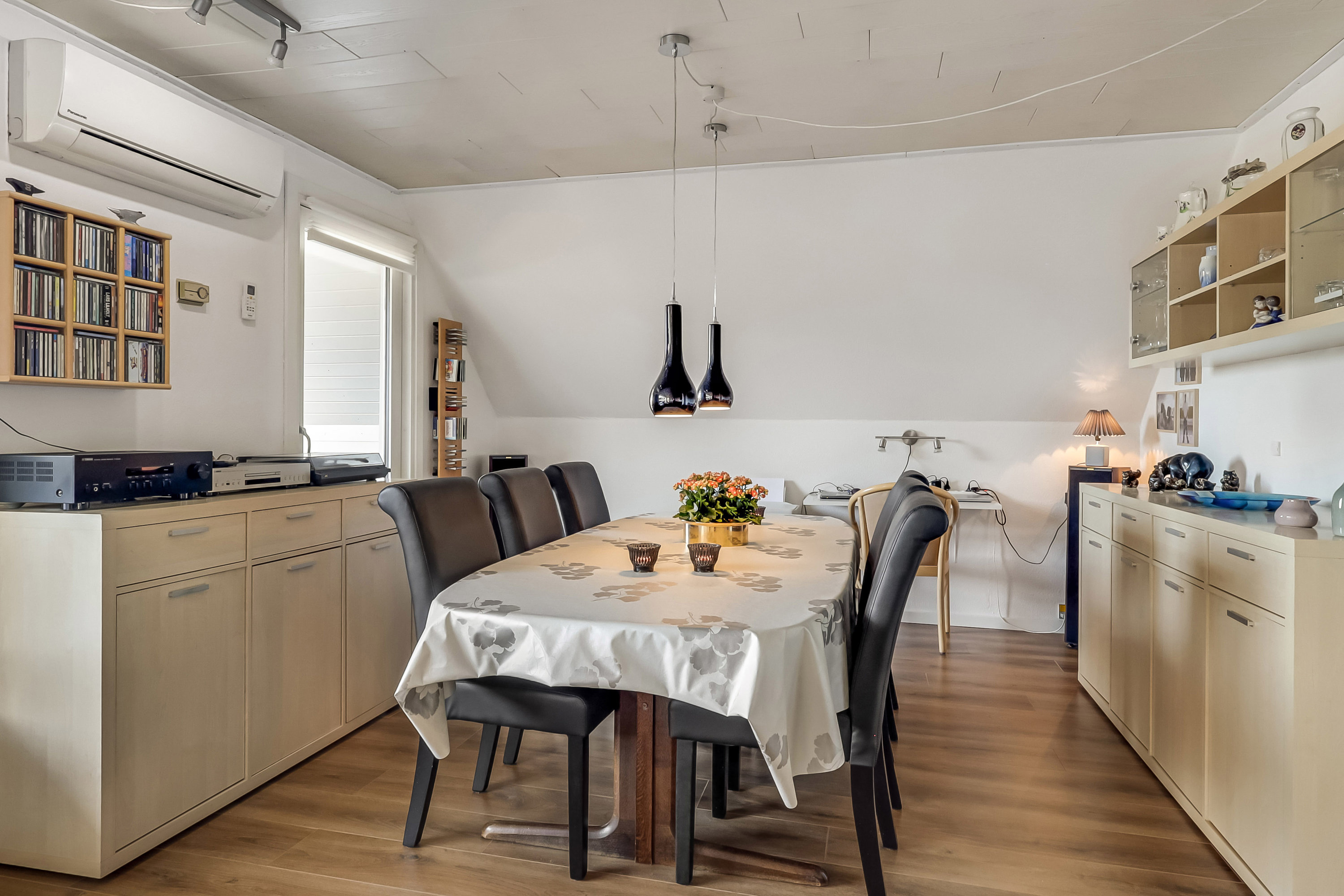 Fremhævet stue billede i fuldskærmstilstand. Billede af Troldeskovvej 17, 5700 Svendborg