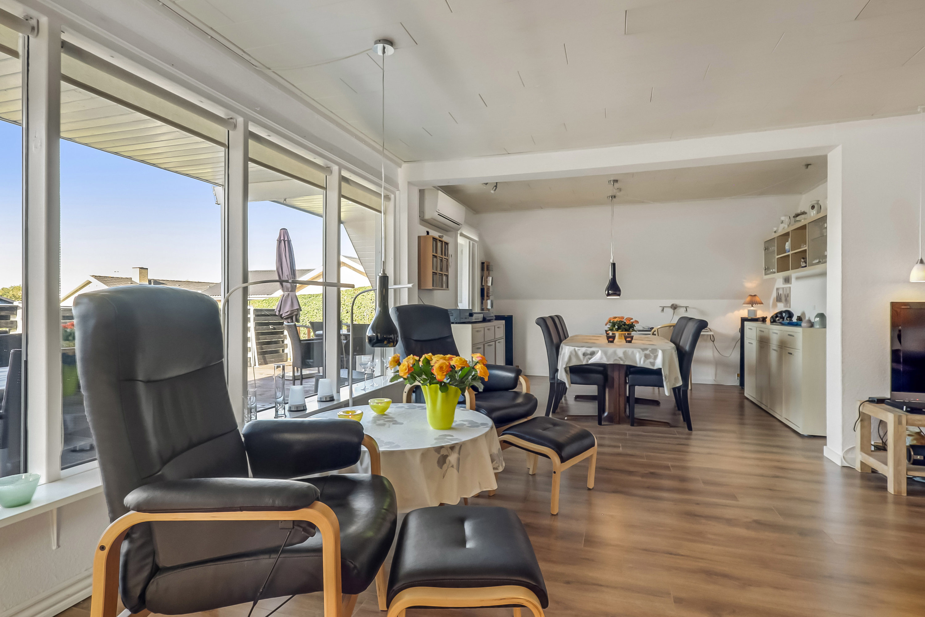 Fremhævet stue billede i fuldskærmstilstand. Billede af Troldeskovvej 17, 5700 Svendborg