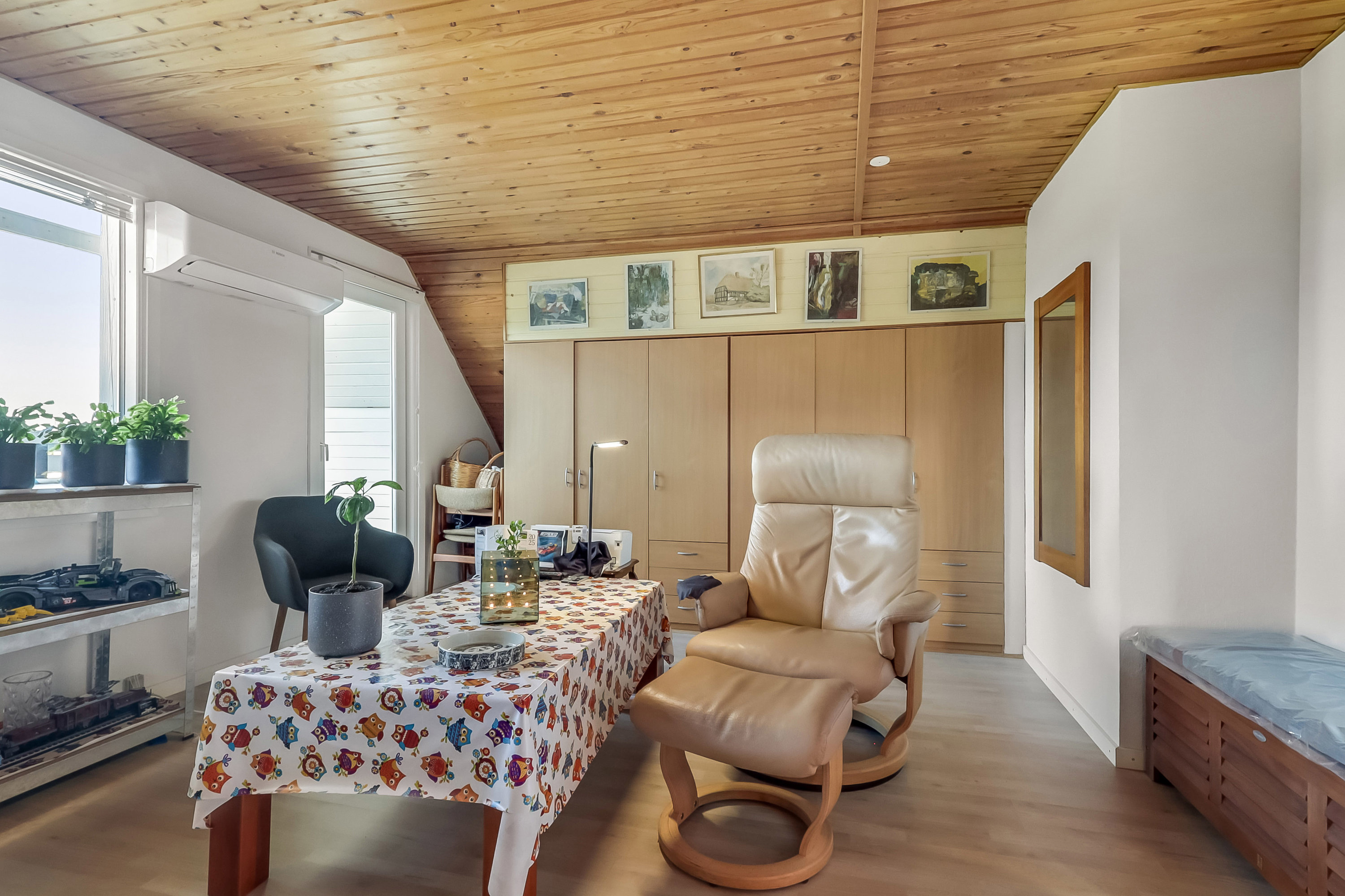 Fremhævet stue billede i fuldskærmstilstand. Billede af Troldeskovvej 17, 5700 Svendborg