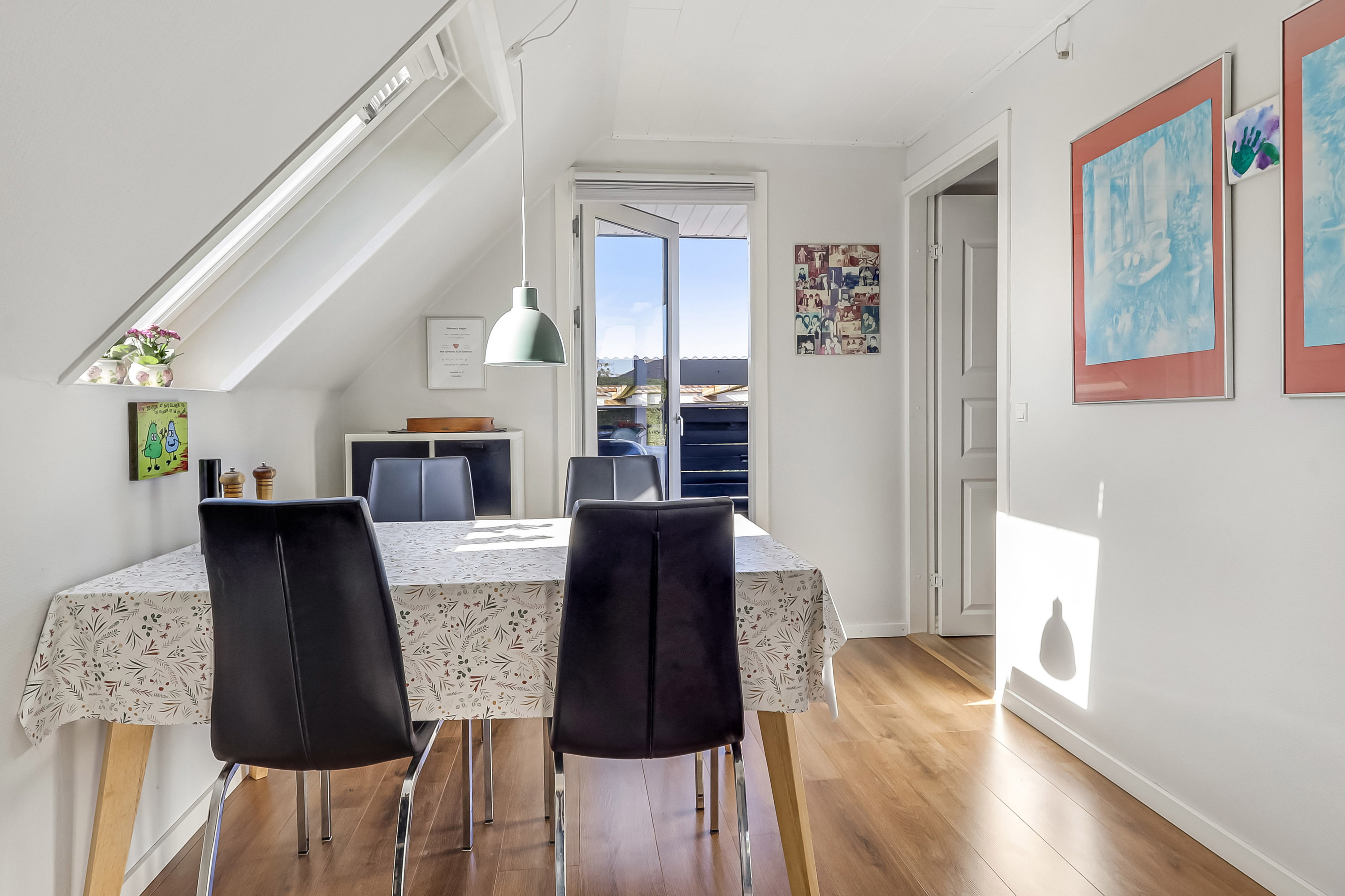 Fremhævet stue billede i fuldskærmstilstand. Billede af Troldeskovvej 17, 5700 Svendborg